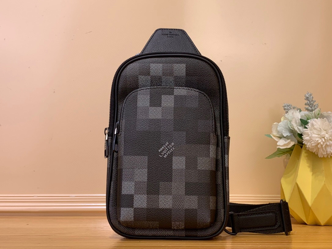 NO:551672,Top original item [Bolsa Sling Avenue] m14953 Black Check/Mosaic Black Damoflage canvas revisits the contemporary design of the Sling Avenue Xl bag. The gray and black tones of the pixel grid are combined with matte black hardware to ensure a masculine elegance. The Sling Avenue bag has one main compartment and two zippered pockets, making it very practical. The single handle can be comfortably adjusted for landscape use. Dimensions 16x33x5.7 cm  4815055 (length x height x depth),19860909顶级原单【Bolsa Sling Avenue】 m14953 黑格/马赛克 黑色Damoflage帆布重新审视了Sling Avenue Xl包的当代设计.像素格子的灰色和黑色色调与哑光黑色硬件相结合,确保了阳刚的优雅.Sling Avenue包有一个主隔层和两个拉链口袋,非常实用.单个手柄可以舒适地调整为横向使用. 尺寸16x33x5.7厘米 4815055（长x高x深）,,Bag