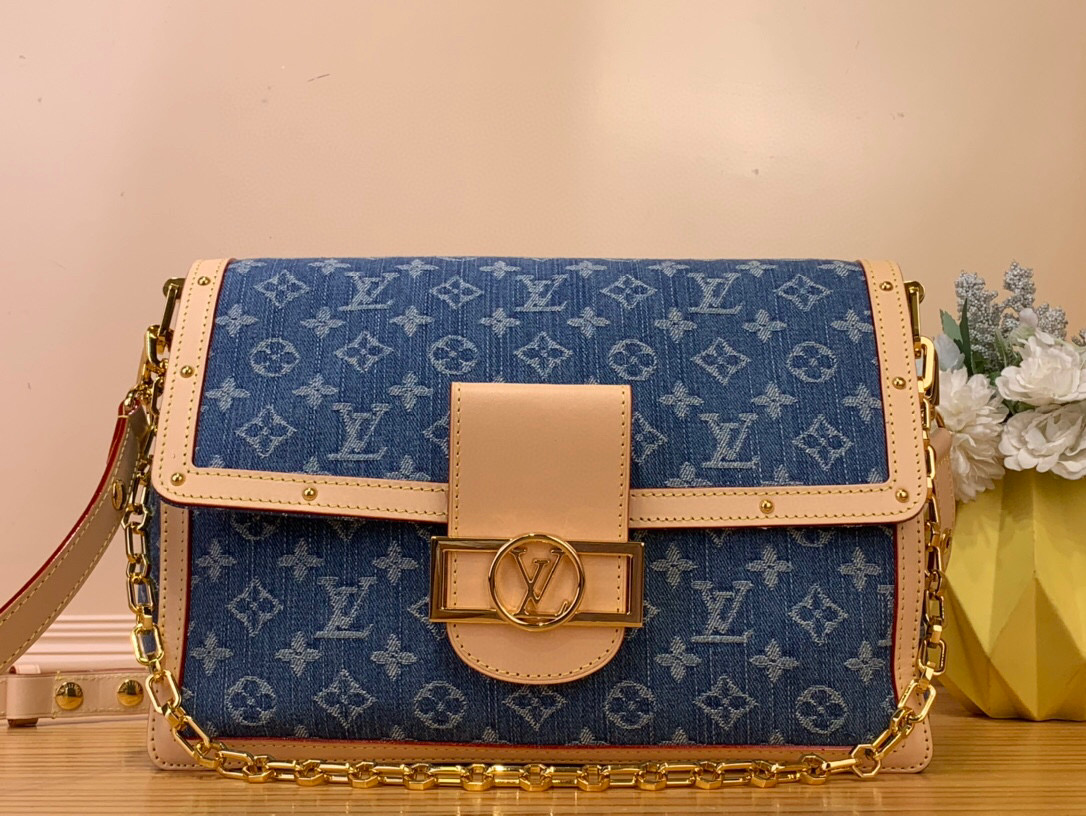 NO:551263,Top Original [DAUHINE SOFT Large Handbag] m13319 Denim This Dauhine Soft Hl large handbag uses Monogram denim to reinterpret the classic silhouette. The elegant design is embellished with LV letters, a detachable chain and an adjustable leather shoulder strap, which contrast with the cowhide trim. The zippered inner pocket securely stores small items. Dimensions 20 x 11 x 28 cm (H x W x  length)7618070..,,louis vuitton,cowhide19860909顶级原单【DAUHINE SOFT 大号手袋】 m13319 牛仔 本款 Dauhine Soft Hl大号手袋以 Monogram 丹宁布焕新演绎经典廓形,为考究设计点缀 LV 字母、可拆卸链条和可调节皮革肩带,与牛皮革饰边相映成趣.拉链内袋稳妥收纳小件物品. 尺寸20 x 11 x 28 厘米 (高 x 宽 x 长度)7618070..,,louis vuitton,cowhide,Bag