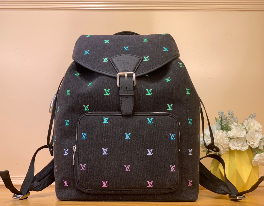 NO:551282,Top original item [MONTSOURIS Backpack] m14135 embroidery This Montsouris Sj backpack is made of washed LV Blason denim, with deep tones to accentuate the gradient effect of the LV letters, showing harrell Williams' creative ingenuity in translating beautiful music into fashion language. The zippered front pocket makes it easy to access daily items, and the drawstring closure and magnetic laces open up ample space. Size 40 x 19 x 32 cm  (height x width x length).8519095,,louis vuitton19860909顶级原单【MONTSOURIS 双肩包】 m14135 刺绣 本款 Montsouris Sj双肩包取材水洗 LV Blason 丹宁,以深邃色调烘托渐变效果 LV 字母,展现 harrell Williams 将曼妙音乐转译为时尚语言的创意巧思.拉链前袋方便取放日常物品,抽绳开合和磁扣系带开启充裕空间. 尺寸40 x 19 x 32 厘米 (高 x 宽 x 长度).8519095,,louis vuitton,Bag