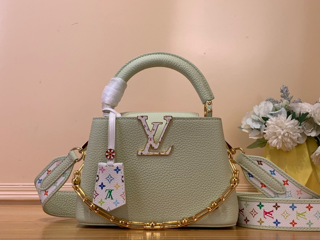 NO:551304,Top original order [LV x TM Caucines Mini handbag] m14101 Avocado/Takashi Murakami The Caucines Mini bag is crafted with playful proportions and makes a modern statement with the fresh green tones of Taurillon HL leather, inspired by the rainbow palette of Japanese artist Takashi Murakami. The LV initials, lining, key bell and strap all feature House  A cheerful, colorful version of the Monogram pattern serves as the accent, while gleaming gold hardware, including a removable chain, completes the look with a polished touch. Dimensions 21 x 14 x 8 cm. 125121300 (LxHxW), Louis Vuitton19860909顶级原单【LV x TM Caucines Mini 手袋】m14101 牛油果色/ 村上隆 Caucines Mini包以俏皮的比例制作,以Taurillon Hl皮革的清新的绿色色调做出了现代声明,灵感来自日本艺术家Takashi Murakami的彩虹调色板.LV首字母、衬里、钥匙铃和表带都以House Monogram图案的欢乐多彩版本为重点,而闪闪发光的金色硬件,包括可拆卸的链条,以抛光的触感完成了外观. 尺寸21 x 14 x 8厘米.125121300（长x高x宽）,,louis vuitton,Bag