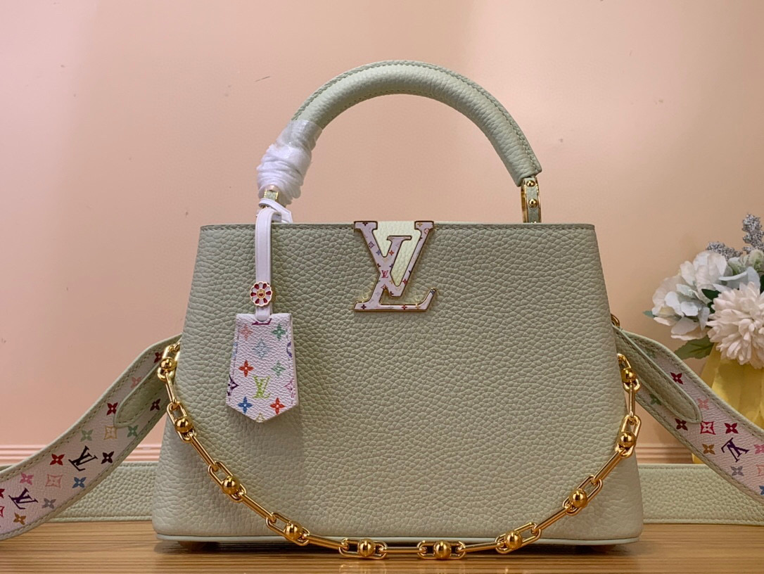 NO:551301,Top original order [LV x TM Caucines Handbag] m14101 Avocado/Takashi Murakami The Caucines HL bag is crafted with playful proportions and makes a modern statement with the fresh green tones of Taurillon leather, inspired by the rainbow palette of Japanese artist Takashi Murakami. The LV initials, lining, key bell and strap all feature House  A joyful, colorful version of the Monogram pattern serves as the accent, while gleaming gold hardware, including a removable chain, completes the look with a polished touch. Size 27x17.5x9.135121450, louis vuitton19860909顶级原单【LV x TM Caucines 手袋】m14101 牛油果色/ 村上隆 Caucines Hl包以俏皮的比例制作,以Taurillon皮革的清新的绿色色调做出了现代声明,灵感来自日本艺术家Takashi Murakami的彩虹调色板.LV首字母、衬里、钥匙铃和表带都以House Monogram图案的欢乐多彩版本为重点,而闪闪发光的金色硬件,包括可拆卸的链条,以抛光的触感完成了外观. 尺寸27x17.5x9.135121450,,louis vuitton,Bag