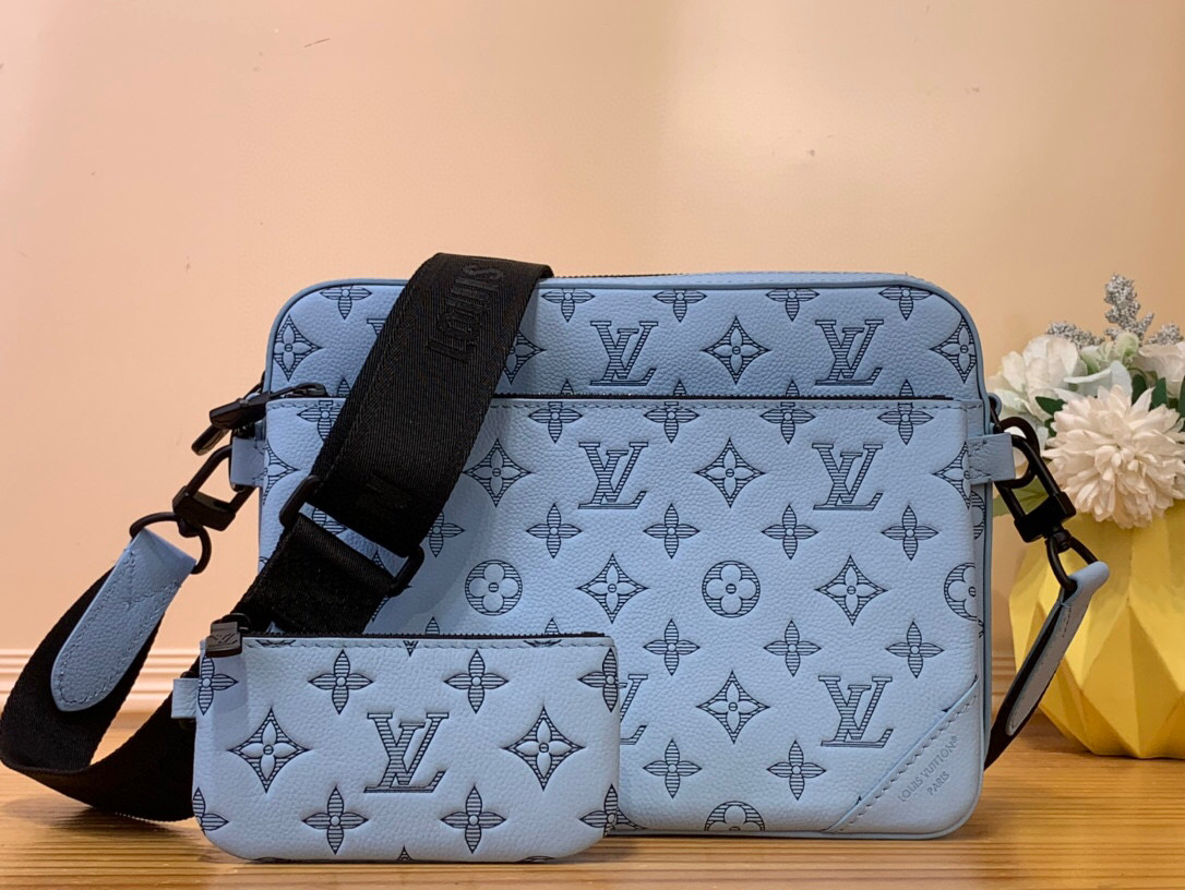 NO:551293,Top original item [TRIO messenger bag] m46602 M14781 light blue (embossed) This Trio Jm messenger bag is made of Monogram embossed cow leather. The zippered front pocket and the small coin purse on the shoulder strap are both detachable, enriching the functional design with the main compartment. The detachable and adjustable jacquard fabric shoulder strap is marked with the brand logo, achieving a comfortable shoulder and cross-body experience. Dimensions 25 x 18.5 x 7 cm  6718065..,,wallets,cowhide19860909顶级原单【TRIO 邮差包】 m46602 M14781浅蓝色（压花） 本款 Trio Jm邮差包取材 Monogram 压纹牛皮革,拉链前袋和肩带处的小号零钱包均可拆卸,与主隔层共同丰富功能设计.可拆卸并调节的提花织物肩带标注品牌标识,成就舒适肩背和斜挎体验. 尺寸25 x 18.5 x 7 厘米 6718065..,,wallets,cowhide,Bag