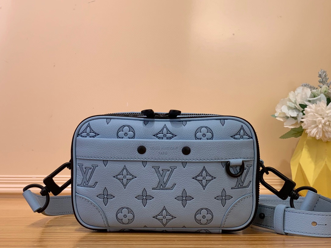 NO:551296,Top original order [ALHA mini handbag] m14790 light blue (embossed) This Alha Jm mini handbag is made of Monogram Shadow embossed cow leather and elegant metal parts, which make the Monogram flower and LV letter prints full of sporty atmosphere. The zipper compartment allows for neat storage. Size 11 x 18.5 x 6.5 cm 5816065,, louis vuitton, loro piana, cowhide19860909顶级原单【ALHA 迷你手袋】 m14790浅蓝色（压花） 本款 Alha Jm迷你手袋取材 Monogram Shadow 压纹牛皮革和考究金属件,令 Monogram 花卉与 LV 字母印花洋溢运动气息.拉链隔层实现齐整收纳. 尺寸11 x 18.5 x 6.5 厘米 5816065,,louis vuitton,loro piana,cowhide,Bag