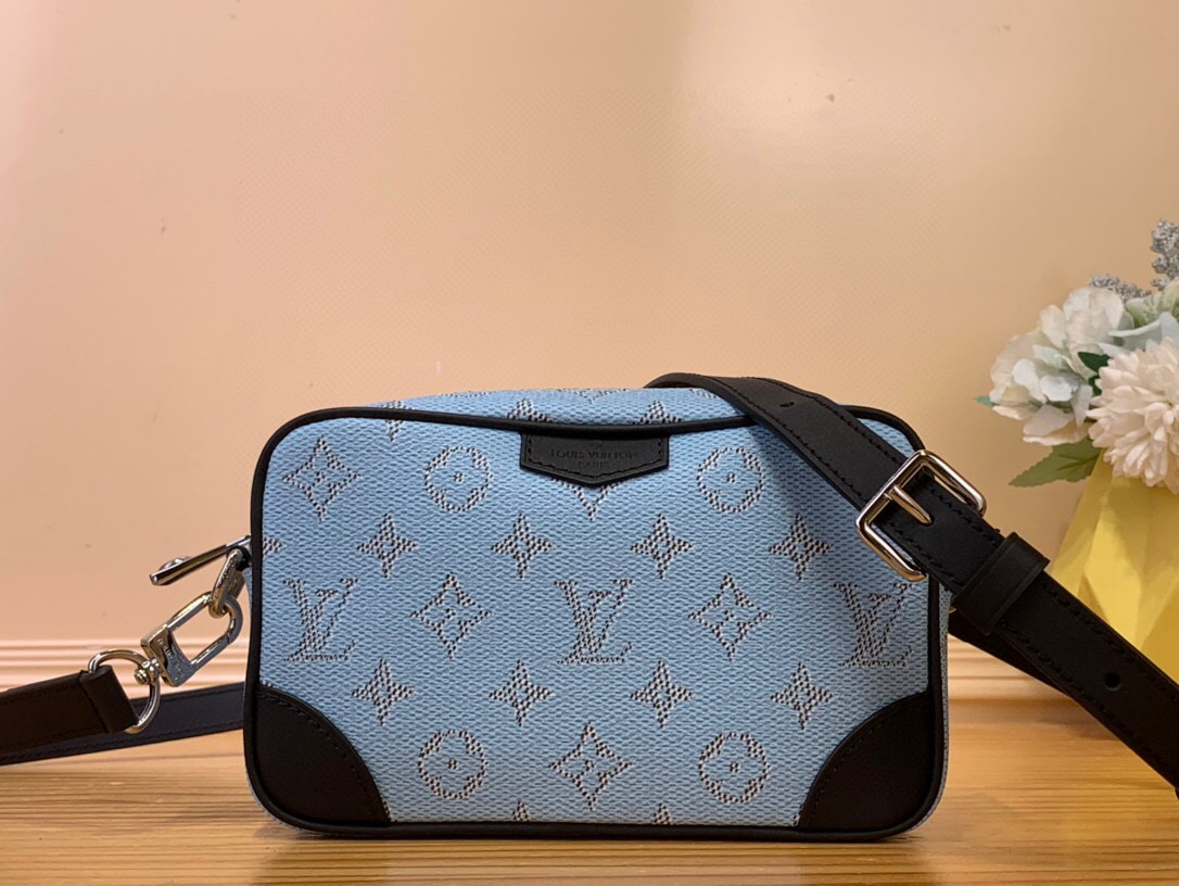 NO:551302,Top Original Order [TROCADRO Mini Handbag] M14684 This Trocadéro mini handbag is made of Monogram Heritage Hr coated canvas with leather trim and hard box style reinforced corners, paying tribute to the brand's compact crossbody bag design created in the 1990s. The ocean tones complement the colorful striped lining, and the detachable and adjustable shoulder strap allows for shoulder and crossbody options. Dimensions 13 x 6.5 x 20 cm  4715055,,satchels,crossbody bags19860909顶级原单【TROCADRO 迷你手袋】 M14684 本款 Trocadéro 迷你手袋为 Monogram Heritage Hr涂层帆布融入皮革镶边和硬箱风格加固包角,致意品牌于 年代创作的小巧斜挎包设计.海洋色调与缤纷条纹内衬相得益彰,可拆卸并调节的肩带实现肩背和斜挎选择. 尺寸13 x 6.5 x 20 厘米 4715055,,satchels,crossbody bags,Bag