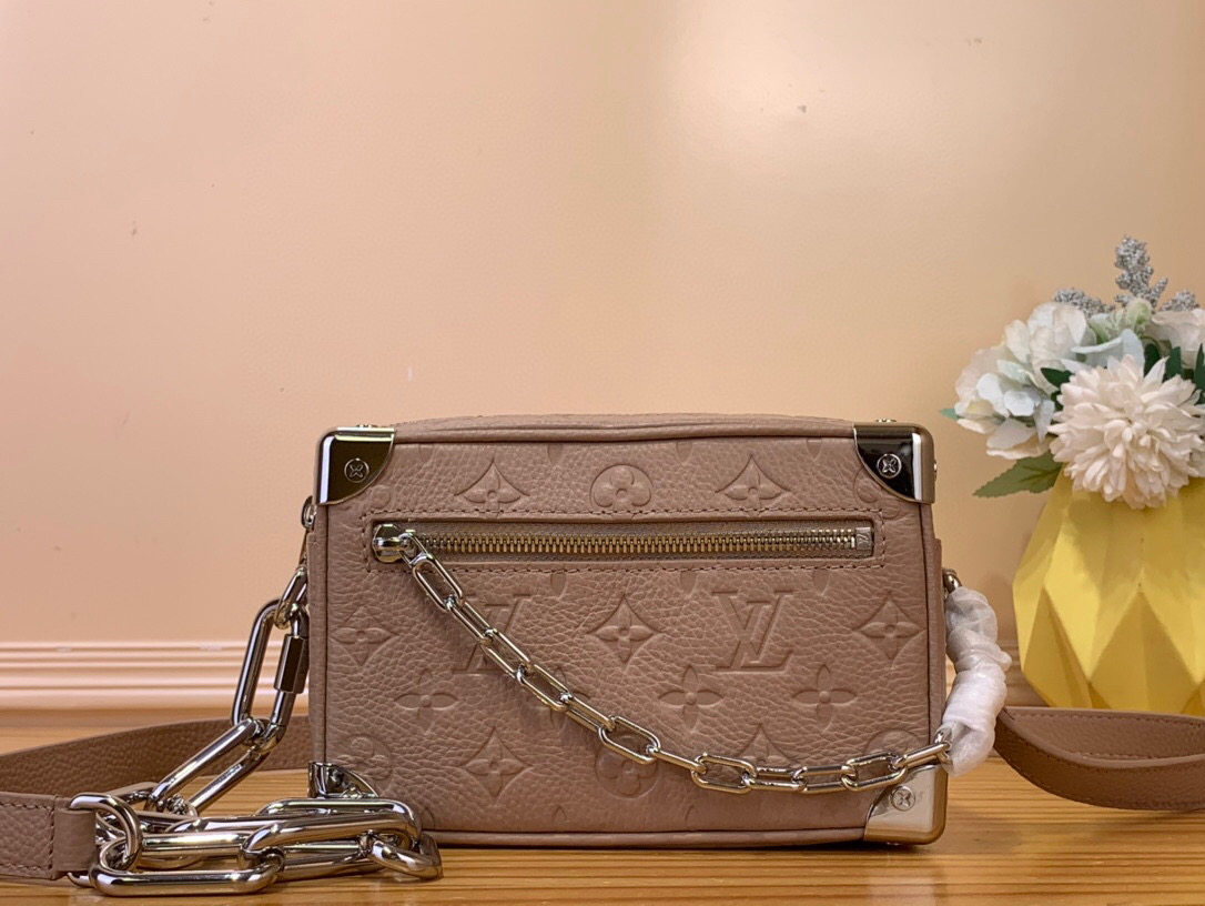 NO:551305,The top original [soft trunk handbag] M13868 55702 beige (embossed) Soft Trunk Hr mini handbag is made of Taurillon leather with embossed Monogram pattern, with rivet corners and square shape, inheriting the charm of Louis Vuitton's traditional hard trunk design. Size 18.5 x 13.0 x 8.0 cm 5816065, louis vuitton19860909顶级原单【soft trunk 手袋】M13868 55702 米黄色（压花） Soft Trunk Hr迷你手袋取材压印 Monogram 图案的 Taurillon 皮革,搭配铆钉边角和四方造型,承袭路易威登传统硬箱设计之韵. 尺寸18.5 x 13.0 x 8.0 cm 5816065,,louis vuitton,Bag
