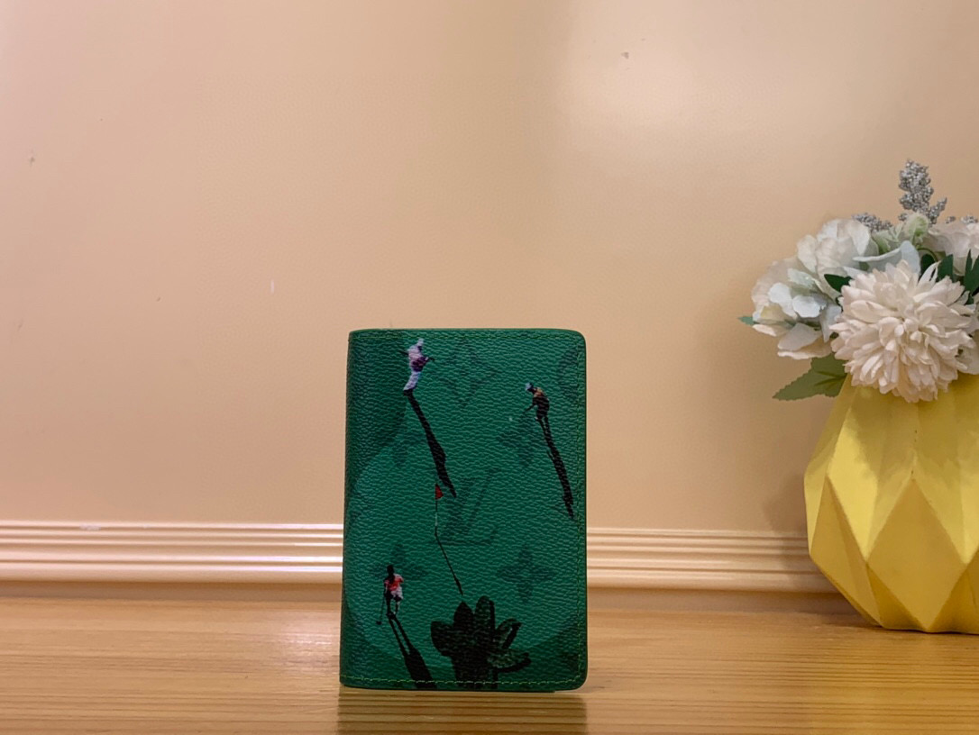 NO:551312,Top original order [pocket wallet] m14882 white m14883 orange m14881 blue m14880 green/silk screen  'Organizer chic' printed with miniature sports scenes on colorful monogram canvas.MS is perfect for a compact card holder as a Father's Day gift. Superimposed on the iconic monogram, a realistic print depicting little athletes and their shadows creates a charming contrast. In addition to 3 card slots and 5 inner pockets, the back also features an outer pocket for items. Dimensions 7.5 x 11.1 x 1 cm 1712025,19860909顶级原单【口袋钱夹】m14882 白色 m14883 橙色 m14881 蓝色 m14880 绿色/ 丝印 在五颜六色的字母图案帆布上印有微型运动场景的“组织者时尚”.ms非常适合作为父亲节礼物的小巧的卡包.在标志性的字母图案上叠加,描绘小运动员和他们的影子的逼真印花产生了迷人的对比.除了3个卡槽和5个内袋外,背面还配有外袋的项目. 尺寸7.5 x 11.1 x 1厘米 1712025,,Bag