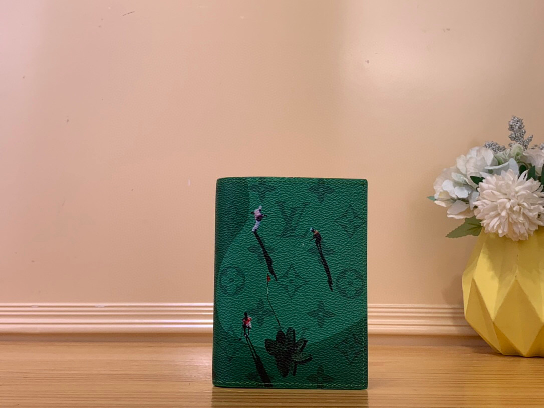 NO:551310,Top original order [Passport holder] M14875 green m14876 blue m14877 orange/silk screen. An excellent companion for fashionable travel. ms luxurious grained calfskin lining, internal multi-compartment structure, classic style travel accessory. Go shopping with a gorgeous Louis Vuitton handbag to turn this elegant passport holder into a cute incarnation. Dimensions 10.0 x 14.0 x 2.5 cm (length x height x  wide) 1712025,,louis vuitton,cowhide19860909顶级原单【护照夹】M14875 绿色 m14876 蓝色 m14877 橙色/ 丝印 时尚出行的绝佳伴侣.ms质感奢华的粒纹小牛皮内衬,内部多隔层构造,风格经典的旅行配饰.挎着华丽的路易威登手袋大肆采购将此款优雅的护照套变为可爱的化身. 尺寸10.0 x 14.0 x 2.5 cm (长 x 高 x 宽) 1712025,,louis vuitton,cowhide,Bag