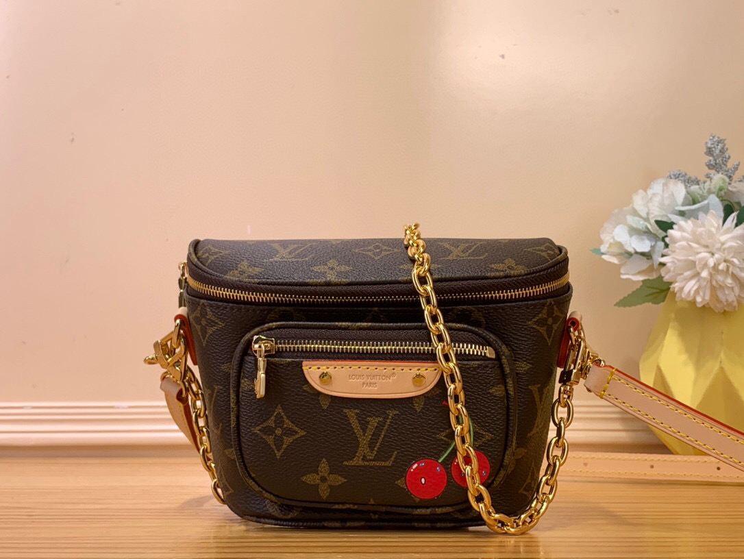 NO:551923,Top Original [LV x TM Mini Bumbag Handbag] M13449 Cherry The reprinted vibrant signature of the Louis Vuitton x Murakami series enhances the Mini Bumbag with a chic twist, and the Xh sweet cherry pattern enhances the logo with joyful colors. Monogram coated canvas. The trendy configuration features a zippered main compartment, and a Louis Vuitton leather label embellishes the front pocket. Clever use of a detachable chain and detachable and adjustable shoulder strap, it can be worn as a shoulder or crossbody.  Dimensions 17 x 12 x 9.5 cm 4815055,,louis vuitton,louis vuitton19860909顶级原单【LV x TM Mini Bumbag 手袋】M13449 樱桃 路易威登x村上树系列重印的充满活力的签名以别致的转折提升了Mini Bumbag,Xh甜美的樱桃图案以欢乐的色彩提升了标志 Monogram涂层帆布.潮流构型设有拉链主隔层,路易威登皮革标签点缀正面口袋.巧用可拆卸链条和可拆卸并调节的肩带,肩背斜挎随心转换. 尺寸17 x 12 x 9.5 厘米 4815055,,louis vuitton,louis vuitton,Bag