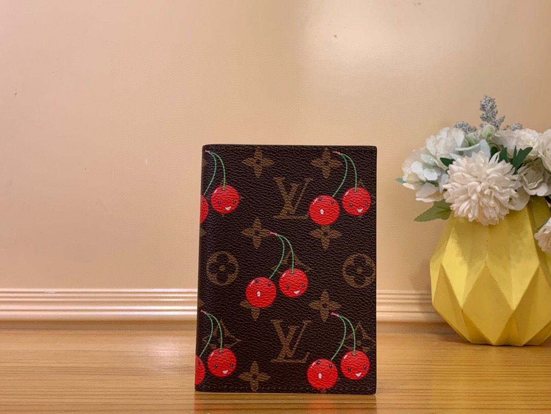 NO:551912,Top original item [LV x TM Passport Case] m13424 Presbyopia/Cherry This passport case is from the Louis Vuitton x Murakami replica series. It depicts bright cherry patterns on the classic Monogram ms coated canvas, opening up travel adventures with fun and vitality. The cowhide leather lining adds an eye-catching touch, and the internal card compartment and pocket can properly store all your travel needs. Dimensions 14 x 2.5 x 10 cm (height x width x  length).1812025,,louis vuitton,louis vuitton,cowhide19860909顶级原单【LV x TM 护照套】 m13424 老花/樱桃 本款护照套出自路易威登 x 村上隆复刻系列,为经典 Monogram ms涂层帆布描绘明丽樱桃图案,以玩趣活力开启旅途奇遇.牛皮革内衬再添醒目之笔,内部卡片夹层和口袋可妥善收纳随行所需. 尺寸14 x 2.5 x 10 厘米 (高 x 宽 x 长度).1812025,,louis vuitton,louis vuitton,cowhide,Bag