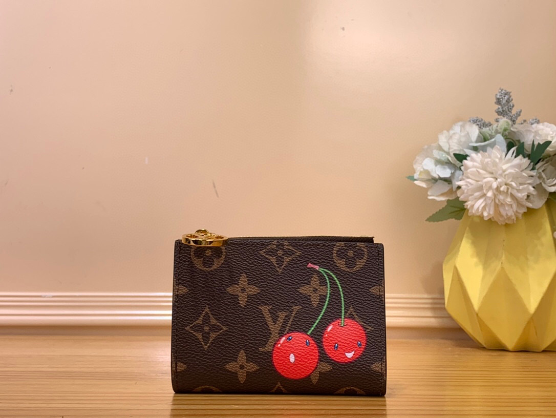 NO:551914,Top original item [LV x TM LISA Wallet] m13420 Presbyopia/Cherry This Lisa Ms wallet is from the Louis Vuitton x Murakami replica series. It depicts a sweet cherry pattern on the classic Monogram coated canvas, highlighting the smart and cute aesthetic style of the Japanese artist. The internal multiple compartments can store banknotes, cards and coins in an orderly manner, and the panda-shaped zipper puller adds new season interest. Dimensions 11.5 x 1.5 x 9 cm  2012530 (height x width x length),,louis vuitton,louis vuitton19860909顶级原单【LV x TM LISA 钱夹】 m13420 老花/樱桃 本款 Lisa Ms钱夹出自路易威登 x 村上隆复刻系列,为经典 Monogram 涂层帆布描绘甜美樱桃图案,彰显日本艺术家灵动可爱的美学风格.内部多重隔层可有序收纳钞票、卡片和硬币,熊猫造型拉链头再添新季意趣. 尺寸11.5 x 1.5 x 9 厘米 2012530 (高 x 宽 x 长度),,louis vuitton,louis vuitton,Bag