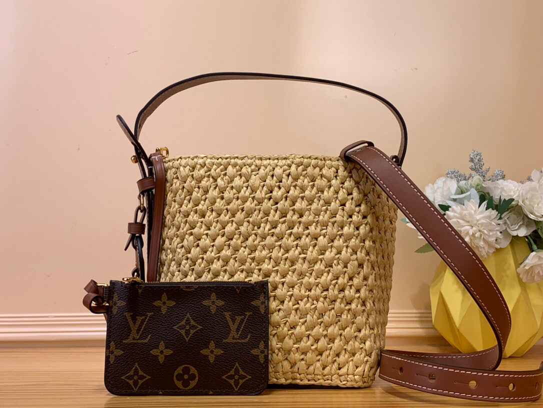 NO:551738,Top original order [ALL IN BB handbag] m14217 woven This All In BB Xl handbag interprets the holiday style with the leisurely style of the South of France, once again proving the brand's exquisite craftsmanship. The Lt raffia bag body is integrated with leather elements such as iconic name brands, and the bright padlock is an eye-catching detail. The light structure makes it a perfect storage choice for beach time and various occasions. Size 18 x 12 x 16 cm  6817074.. (height x width x length),19860909顶级原单【ALL IN BB 手袋】 m14217 编织 本款 All In BB Xl手袋以法国南部的悠闲格调演绎度假风范,再度印证品牌精湛匠艺.Lt拉菲草包身融入标志性名牌等皮革元素,莹亮挂锁点睛考究细节,轻盈构型成就海滩时光和各式场合的收纳佳选. 尺寸18 x 12 x 16 厘米 6817074.. (高 x 宽 x 长度),,Bag