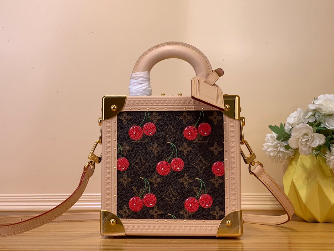 NO:551925,Top original order [LV x TM MINI SQUARE TRUNK CHERRY handbag] m14040 presbyopia/cherry This Mini Square Trunk St handbag comes from the Louis Vuitton x Takashi Murakami replica series, interpreting the classic heritage with a fun pocket configuration. Monogram  The coated canvas combines with the cute cherry pattern to release the 'kawaii' power of the season. Cow leather trim, glossy metal hardware and studded corners complete the details, and the curved handle and detachable shoulder strap provide multiple carrying methods. Dimensions 17 x 8 x 17 cm.120121300 (H x W x Length),,louis vuitton,louis vuitton,cowhide19860909顶级原单【LV x TM MINI SQUARE TRUNK CHERRY 手袋】 m14040 老花/樱桃 本款 Mini Square Trunk St手袋出自路易威登 x 村上隆复刻系列,以妙趣袖珍构型诠释经典传承.Monogram 涂层帆布结合可爱樱桃图案,释放当季“卡哇伊”力量.牛皮革饰边、莹泽金属件和饰钉包角完善细节,弧形手柄和可拆卸肩带提供多种背携方式. 尺寸17 x 8 x 17 厘米.120121300 (高 x 宽 x 长度),,louis vuitton,louis vuitton,cowhide,Bag
