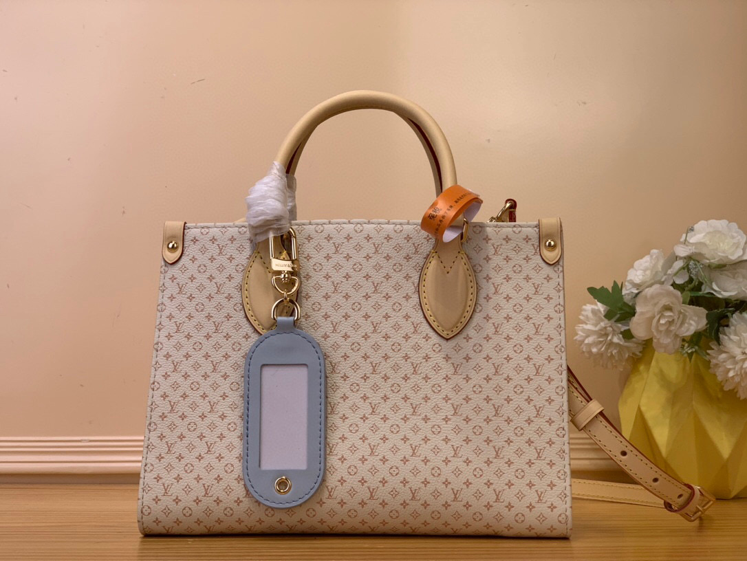 NO:551318,Top original item [Onthego m handbag] M15138 Dune color As part of the LV Romance Ys collection, the OnTheGo M adds sparkle this season with a unique combination of the brand's iconic Damier and monogram names. This elegant tote is crafted in calfskin and features a playful luggage tag charm, including a mirror, ideal for applying makeup. Attach the longer strap to wear. Dimensions 25x20x11.5  cm.8519095,,louis vuitton,cowhide19860909顶级原单【Onthego m 手袋】 M15138沙丘色 作为LV Romance Ys系列的一部分,OnTheGo M以独特的方式结合了该品牌标志性的达米耶和会标签名,为本季增添了亮点.这款优雅的手提包采用小牛皮设计,饰有俏皮的行李牌魅力,包括一面镜子,是化妆的理想选择.系上较长的带子,穿在身上. 尺寸25x20x11.5 cm.8519095,,louis vuitton,cowhide,Bag