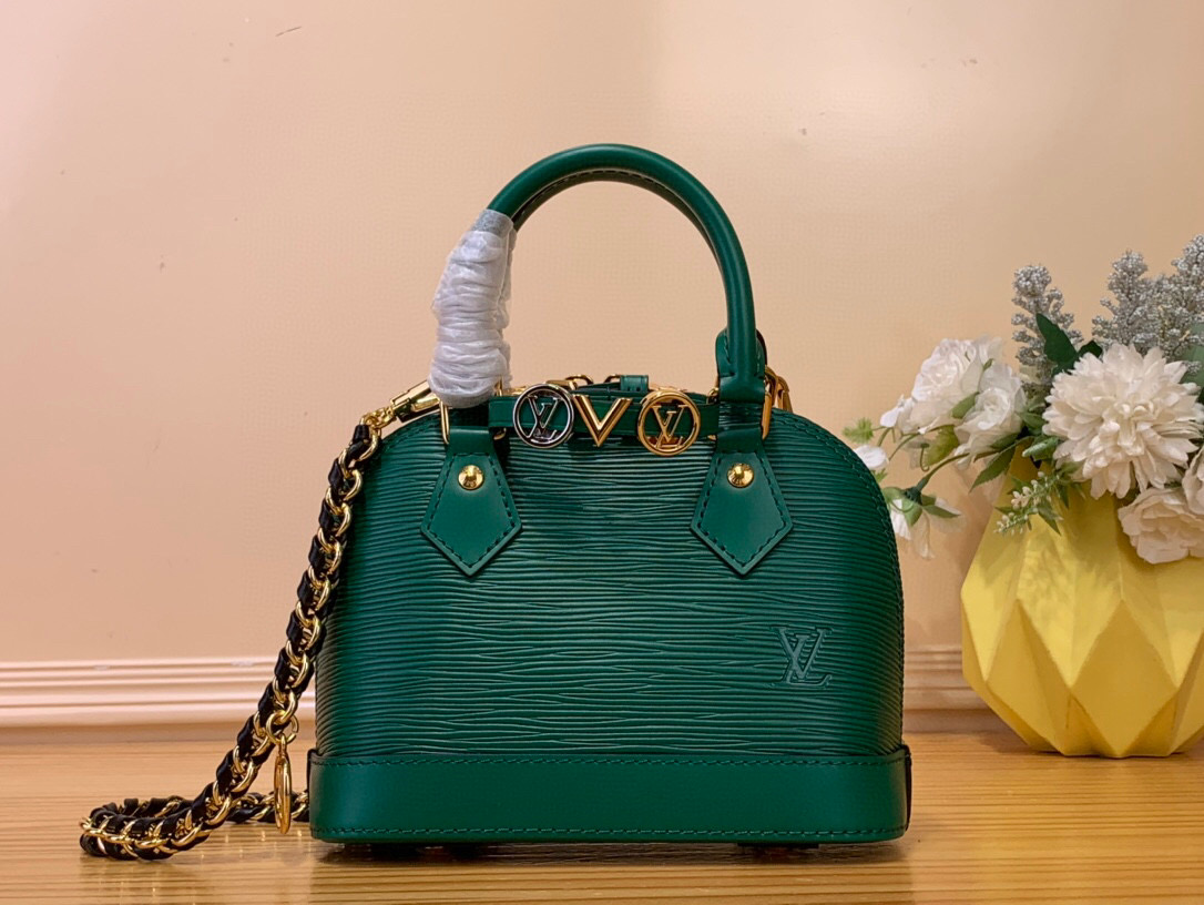 NO:551322,Top original item [Alma Mini LV&I] K00015 Green (water ripple) LV&I series launches this customizable kit with the iconic Alma in an exclusive mini size  Featuring St. Designed to create a personalized handbag that is unique to the wearer, there are seven styles to choose from, available in a range of colors and finishes. Next, choose a strap or chain before choosing add-ons such as a mirrored name tag or a functional hair clip. Finally, three sliding charms are included, from the iconic padlock to the colorful Vivienne mascot. Dimensions 18 x 12 x 8 cm 6817075, Louis  vuitton,hairpins19860909顶级原单【Alma Mini LV&I】 K00015 绿（ 水波纹） LV&I系列推出了这款可定制的套件,以独家迷你尺寸的标志性Alma St为特色.旨在打造佩戴者独有的个性化手提包,有七种款式可供选择,有一系列颜色和饰面可供选择.接下来,在选择附加组件（如镜面名牌或功能性发夹）之前,先选择表带或链条.最后,包括三个滑动式吊饰,从标志性的挂锁到五颜六色的Vivienne吉祥物. 尺寸18 x 12 x 8厘米 6817075,,louis vuitton,hairpins,Bag