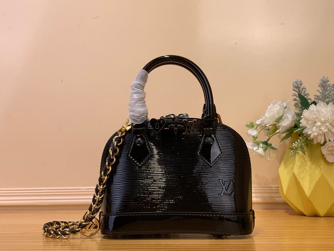 NO:551320,Top original item [Alma Mini LV&I] K00015 rose red (water ripple) LV&I series launches this customizable kit with the iconic Alma in an exclusive mini size  Featuring St. Designed to create a personalized handbag that is unique to the wearer, there are seven styles to choose from, available in a range of colors and finishes. Next, choose a strap or chain before choosing add-ons such as a mirrored name tag or a functional hair clip. Finally, three sliding charms are included, from the iconic padlock to the colorful Vivienne mascot. Dimensions 18 x 12 x 8 cm 6817075, Louis  vuitton,hairpins19860909顶级原单【Alma Mini LV&I】 K00015 玫红（ 水波纹） LV&I系列推出了这款可定制的套件,以独家迷你尺寸的标志性Alma St为特色.旨在打造佩戴者独有的个性化手提包,有七种款式可供选择,有一系列颜色和饰面可供选择.接下来,在选择附加组件（如镜面名牌或功能性发夹）之前,先选择表带或链条.最后,包括三个滑动式吊饰,从标志性的挂锁到五颜六色的Vivienne吉祥物. 尺寸18 x 12 x 8厘米 6817075,,louis vuitton,hairpins,Bag