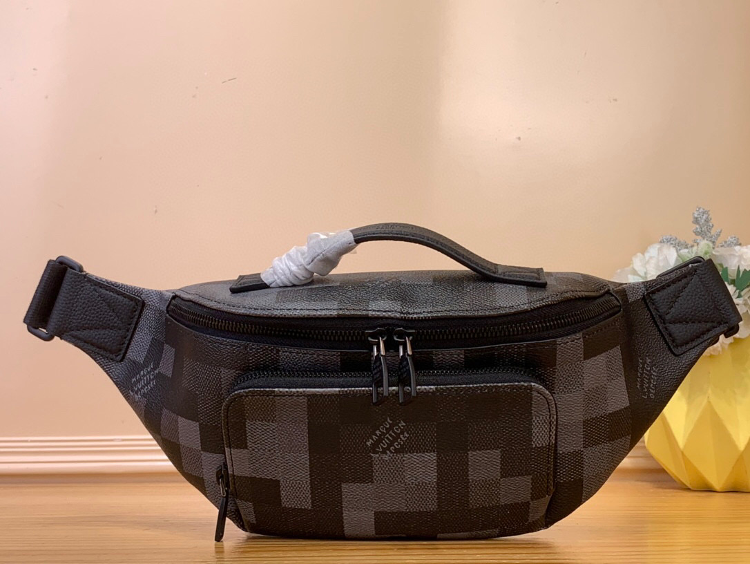 NO:551670,Top original single star [RUSH waist bag] m14920 black plaid/mosaic This Rush waist bag uses Damoflage Black Jm canvas to present a modern and trendy configuration, and lays the pixelated Damier pattern on it to create a camouflage effect. The adjustable shoulder strap allows for a comfortable waist, shoulder or cross-body shape. Dimensions 15 x 8 x 30 cm (height x width x length) 5016065,19860909顶级原单星【RUSH 腰包】 m14920 黑格/马赛克 本款 Rush 腰包以 Damoflage Black Jm帆布呈现摩登潮流构型,并将像素化 Damier 图案铺陈其上,营造迷彩效果.可调节肩带实现舒适腰挎、肩背或斜挎造型. 尺寸15 x 8 x 30 厘米 (高 x 宽 x 长度) 5016065,,Bag