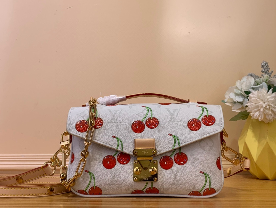 NO:551529,Top original order [LV x TM OCHETTE MTIS EAST WEST handbag] M14231 Cherry This ochette Métis East West Hl handbag is from the Louis Vuitton x Murakami replica series. The Monogram coated canvas is dipped in new season soft tones, which contrasts with the sweet cherry pattern painted by the artist. Yingze S-lock  The lock accentuates the overall design, and the sophisticated construction features multiple compartments, making it an elegant choice for daily travel. Size 13.5 x 6 x 21.5 cm 6016570,,louis vuitton,louis vuitton19860909顶级原单【LV x TM OCHETTE MTIS EAST WEST 手袋】 M14231樱桃 本款 ochette Métis East West Hl手袋出自路易威登 x 村上隆复刻系列,为 Monogram 涂层帆布浸染新季柔和色调,与艺术家笔下的甜美樱桃图案相映成趣.莹泽 S-lock 锁扣点亮整体设计,精巧构型内设多重隔层,成就日常出行的优雅之选. 尺寸13.5 x 6 x 21.5 厘米 6016570,,louis vuitton,louis vuitton,Bag