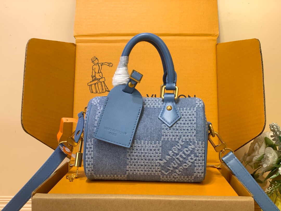 NO:551362,All steel duty-free [SEEDY 18 BANDOULIRE handbag] N00208 denim/plaid This Seedy 18 Bandoulière handbag is made of Damier Denim 3D Gx cotton canvas, with leather trim and dazzling metal parts. Harrell Williams incorporated the retro Marque L.Vuitton Deosée logo into the plaid pattern to tell the story of the brand's original Damier  Inspired by the pattern. Detachable and adjustable shoulder strap for easy shoulder or cross-body wear. Dimensions 12 x 10 x 18 cm (H x W x L).8319098,19860909全钢免税【SEEDY 18 BANDOULIRE 手袋】N00208 牛仔/格子 本款 Seedy 18 Bandoulière 手袋取材 Damier Denim 3D Gx棉质帆布,搭配皮革饰边和耀目金属件.harrell Williams 于格纹之中融入复古 Marque L.Vuitton Deosée 标识,讲述品牌原版 Damier 图案的灵感启发.可拆卸并调节的肩带便于肩背和斜挎. 尺寸12 x 10 x 18 厘米 (高 x 宽 x 长度).8319098,,Bag