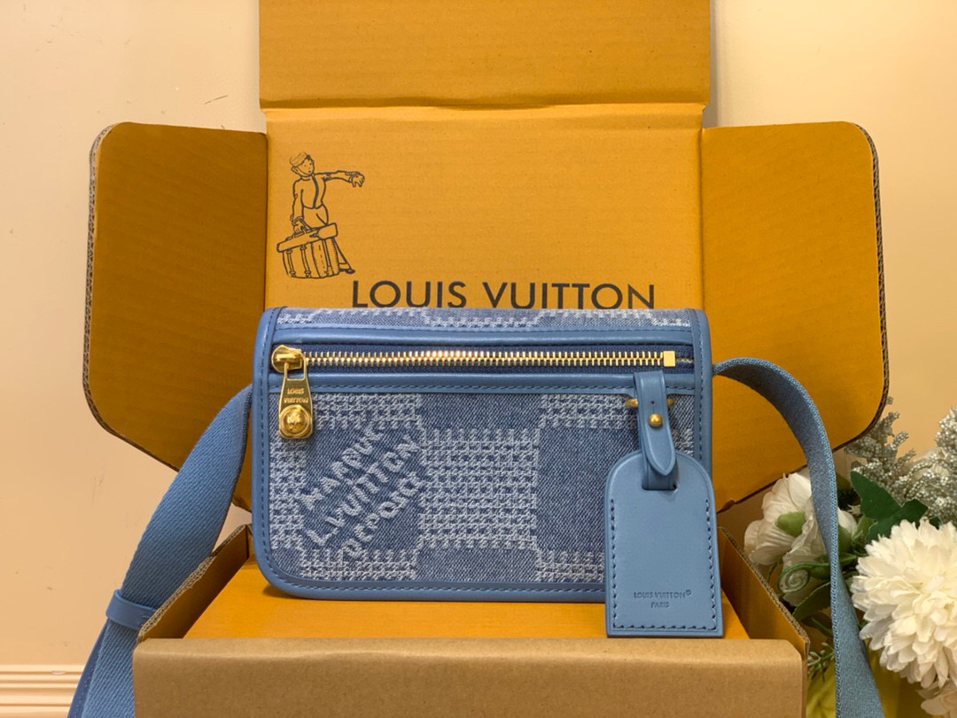 NO:551366,All-steel duty-free [BOSHORE Mini Handbag] N00210 Denim/Platform This Boshore mini handbag is made of Damier Denim 3D Gx cotton canvas, with a large plaid pattern to release urban trend style. The cow leather trim is matched with a detachable name tag, and the metallic beaded zipper puller once again shows Harrell Williams' unremitting pursuit of exquisite details. The adjustable shoulder strap allows for cross-body or shoulder styles. Size 12 x 7 x  19 cm (height x width x length).7819085,,cowhide19860909全钢免税【BOSHORE 迷你手袋】 N00210 牛仔/格子 本款 Boshore 迷你手袋取材 Damier Denim 3D Gx棉质帆布,以大号格纹释放都市潮流风范.牛皮革饰边搭配可拆卸名牌,金属质感珠饰拉链头再度展现 harrell Williams 对考究细节的不懈追求.可调节肩带实现斜挎或肩背造型. 尺寸12 x 7 x 19 厘米 (高 x 宽 x 长度).7819085,,cowhide,Bag