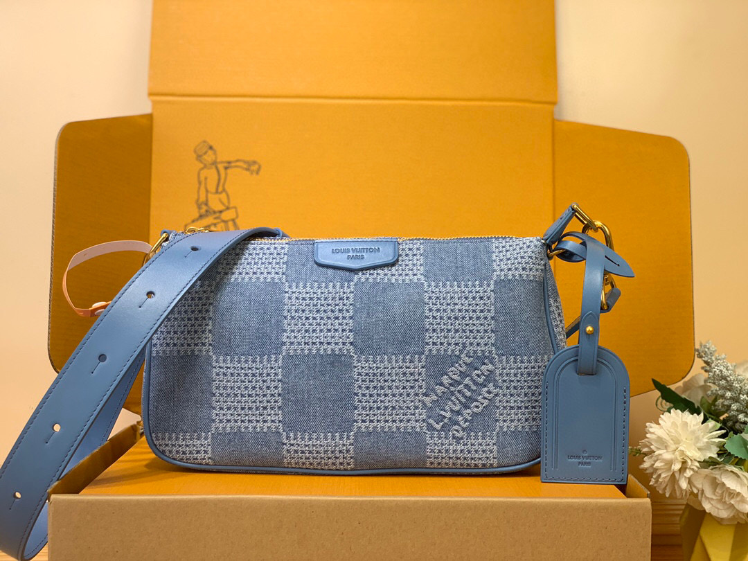 NO:551370,All-steel duty-free [POCHETTE ACCESSOIRE XL Handbag] N00204 Denim/Platform This Pochette Accessoire XL handbag is made of Damier Denim 3D gx cotton canvas, showing Pharrell Williams' creative interpretation of the Damier pattern, reinterpreting the classic design born in the 1970s with a handsome style. The right size includes a generous zippered main compartment and an inner patch pocket, making it a good choice for daily travel. Size 16.5 x  9 x 28 cm (height x width x length).8319095,19860909全钢免税【POCHETTE ACCESSOIRE XL 手袋】N00204 牛仔/格子 本款 Pochette Accessoire XL 手袋取材 Damier Denim 3D gx棉质帆布,展现 Pharrell Williams 对 Damier 图案的创意解读,以俊朗格调重绎诞生于 年代的经典设计.恰宜尺寸囊括充裕拉链主隔层和内贴袋,成就日常出行佳选. 尺寸16.5 x 9 x 28 厘米 (高 x 宽 x 长度).8319095,,Bag