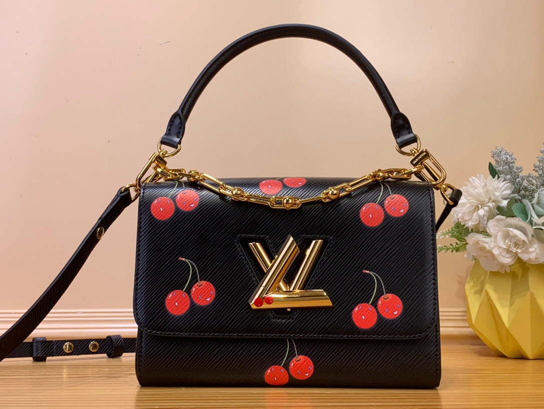 NO:551535,Top original order [LV x TM TWIST medium handbag] m14094 black/cherry This Twist St medium handbag is made of rich-textured Ei grained cow leather with a lively and vivid cherry pattern, highlighting Japanese artist Takashi Murakami's iconic and interesting brushwork. The metal chain and LV Twist twist lock have a polished texture, and the inner pocket can organize daily needs such as mobile phones and long wallets. Size 16 x 8 x 23 cm  (height x width x length).8019085,,louis vuitton,cowhide19860909顶级原单【LV x TM TWIST 中号手袋】 m14094 黑色/樱桃 本款 Twist St中号手袋以纹理丰富的 Ei 粒面牛皮革映衬灵动鲜活的樱桃图案,彰显日本艺术家村上隆标志性的趣味笔触.金属链条和 LV Twist 扭锁呈现抛光质感,内里口袋可有序收纳手机和长款钱夹等日常所需. 尺寸16 x 8 x 23 厘米 (高 x 宽 x 长度).8019085,,louis vuitton,cowhide,Bag