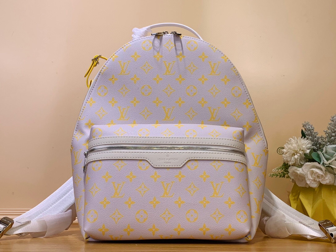 NO:551577,Top Original [Discovery Backpack] m14673 Gray/Yellow Silk Screen Inspired by Miami and its neon lights, the Monogram Glow canvas injects a vibrant feel into this Discovery hr backpack. The trimmed edge paint on the canvas, the colorful textile lining and the reverse version of the pattern complement the name brand. Multiple internal and external pockets make the Discovery Backpack perfect for everyday use. Dimensions 29 x 38 x  20 cm (length x height x width) 7018085,,backpacks19860909顶级原单【Discovery Backack双肩包】 m14673 灰色/黄色丝印 灵感来自迈阿密及其霓虹灯,Monogram Glow帆布为这款Discovery hr背包注入了充满活力的感觉.帆布上饰边的边缘油漆、彩色纺织衬里和图案的反向版本的名牌相得益彰.多个内外口袋使Discovery背包非常适合日常使用. 尺寸29 x 38 x 20厘米（长x高x宽）7018085,,backpacks,Bag