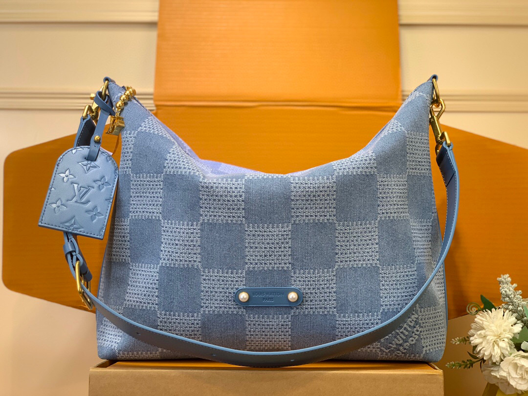 NO:551356,All-steel duty-free [VAGABOND HOBO handbag] N00202 Denim / Plaid This Vagabond Hobo gx handbag is made of Damier Denim 3D cotton canvas with cow leather trim and dazzling metal parts, with a soft cotton lining embellished with a gorgeous woven label. The Marque L.Vuitton Déosée logo and metallic beaded zipper pullers show harrell Williams' signature design elements. Size 35 x  12 x 38 cm (height x width x length).103121150,,cowhide19860909全钢免税【VAGABOND HOBO 手袋】N00202 牛仔/ 格子 本款 Vagabond Hobo gx手袋为 Damier Denim 3D 棉质帆布融入牛皮革饰边和耀目金属件,以华美梭织标签点缀柔软棉质内衬.Marque L.Vuitton Déosée 标识和金属质感珠饰拉链头展现 harrell Williams 的标志性设计元素. 尺寸35 x 12 x 38 厘米 (高 x 宽 x 长度).103121150,,cowhide,Bag