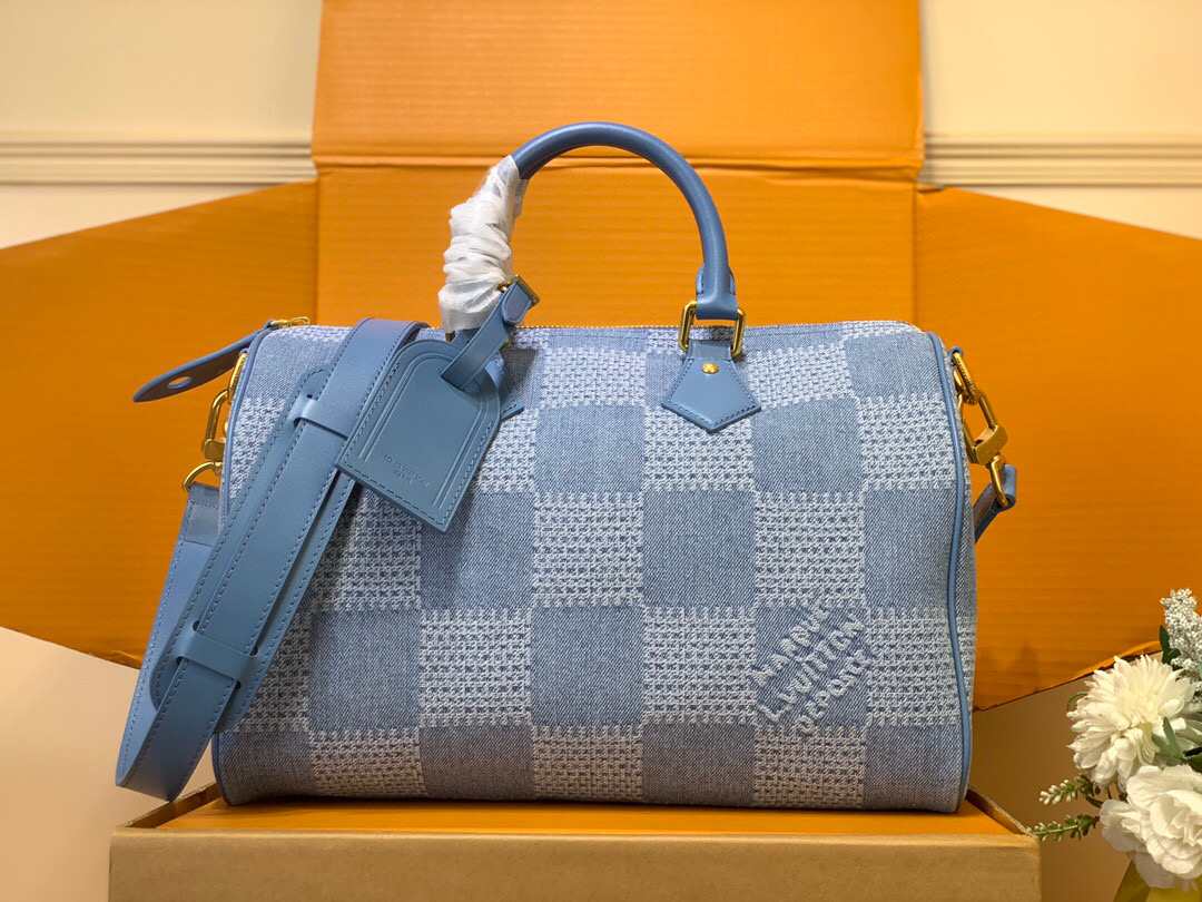 NO:551359,All-steel duty-free [SEEDY 30 BANDOULIRE handbag] N00203 Denim/Plaid This Seedy 30 Bandoulière handbag is made of Damier Denim 3D cotton canvas designed by harrell Williams for Louis Vuitton's ready-to-wear collection, reshaping the brand's Damier plaid with a casual style, giving the latter a classic urban feel. The top handle and detachable and adjustable shoulder strap provide multiple carrying options. Size 22 x 19 x  34 cm (height x width x length) 98121050,,louis vuitton19860909全钢免税【SEEDY 30 BANDOULIRE 手袋】 N00203 牛仔/格子 本款 Seedy 30 Bandoulière 手袋采用 harrell Williams 为路易威登成衣系列设计的 Damier Denim 3D 棉质帆布,以闲适格调重塑品牌 Damier 格纹,赋予后者经典都市气息.顶部手柄和可拆卸并调节肩带提供多种背携选择. 尺寸22 x 19 x 34 厘米 (高 x 宽 x 长度) 98121050,,louis vuitton,Bag
