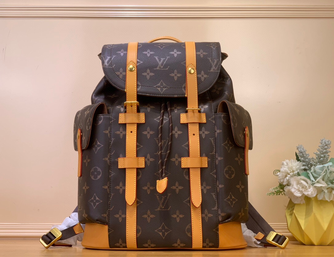 NO:551374,Top original item [CHRISTOHER Medium Backpack] m14038 Vintage / Full Leather Christoher Medium Backpack is made of soft cow leather and decorated with a slightly larger than regular Monogram Sj print. The distressed leather trim and worn-effect Monogram pattern create the look of a Louis Vuitton vintage bag. The Christoher Medium Backpack is practical yet stylish, with exterior pockets and interior pockets, one of which can hold an iad. Size 44 x 12.5  x 38 cm 115121250 (height x width x length),,louis vuitton,cowhide19860909顶级原单【CHRISTOHER 中号双肩包】 m14038 复古 / 全皮 Christoher 中号双肩包采用柔软牛皮革制成,饰有略大于常规的 Monogram Sj印花.做旧皮革饰边和磨损效果的 Monogram 图案营造出路易威登复古包的观感.Christoher 中号双肩包实用而不失时尚,带有外侧口袋和内袋,其中一个可放置 iad. 尺寸44 x 12.5 x 38 厘米 115121250 (高 x 宽 x 长度),,louis vuitton,cowhide,Bag