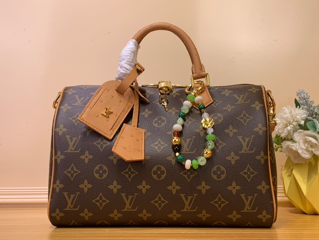 NO:551377,Top original item [SEEDY SOFT 30 BOHO handbag] N87212 presbyopic/ostrich pattern Seedy Soft 30 Boho Sj handbag is made of classic Monogram coated canvas, and then the leather lining and zipper inner pocket are used to inject color contrast. The ostrich leather trim and bead chain bring together the visual focus, the key bag and the address plate create ingenious details, and the Toron handle allows for multiple carrying methods. Size 21 x 17  x 30 cm 6317075,,ostrich skin19860909顶级原单【SEEDY SOFT 30 BOHO 手袋】N87212 老花/鸵鸟纹 Seedy Soft 30 Boho Sj手袋取材经典 Monogram 涂层帆布,再以皮革内衬和拉链内袋注入色彩反差.鸵鸟皮革饰边和珠链汇聚视觉焦点,钥匙包和地址牌共筑巧思细节,Toron 手柄实现多种背携方式. 尺寸21 x 17 x 30 厘米 6317075,,ostrich skin,Bag