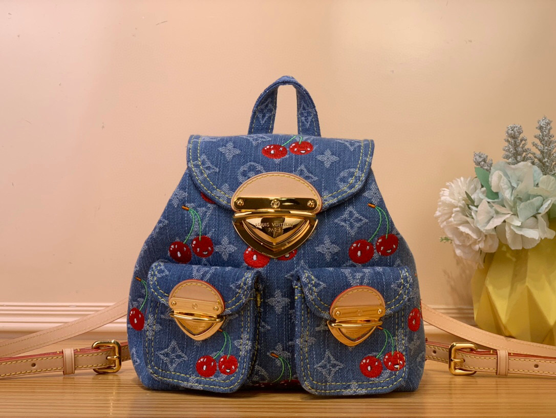 NO:552081,Top original item [Venice Backpack] M13679 denim/cherry from the Louis Vuitton  6517071..,,louis vuitton19860909顶级原单【Venice 双肩包】M13679 牛仔/樱桃 出自路易威登 x 村上隆复刻系列,为 Monogram gx丹宁布融入个性樱桃刺绣,以妙趣笔触演绎日本艺术家笔下的斑斓意趣.考究皮革勾勒纤细肩带,莹亮插扣点亮翻盖与外袋. 尺寸 26 x 7 x 24 厘米 6517071..,,louis vuitton,Bag