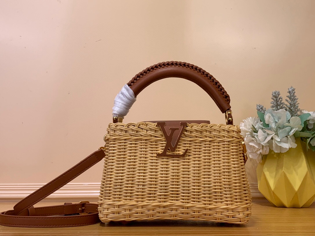 NO:551507,Top original order [CAUCINES mini handbag] m14365 brown/woven This Caucines mini handbag draws inspiration from the icnic Hl hard trunk launched by Louis Vuitton in 1892, and is full of rich summer style. The rattan bag body requires several days of ingenious weaving to complete, and the leather trim and dazzling LV letters complete the details. It can be worn cross-body, shoulder or handheld. Dimensions 21 x 8 x 14 cm  (Height x Width x Length).115121250,,louis vuitton,louis vuitton19860909顶级原单【CAUCINES 迷你手袋】 m14365 棕色/ 编织 本款 Caucines 迷你手袋向路易威登于 1892 年推出的 icnic Hl硬箱汲取灵感,洋溢浓郁夏日风情.藤条包身需要数天的匠心编织方可完成,皮革饰边和耀目 LV 字母完善细节,斜挎、肩背或手提皆宜. 尺寸21 x 8 x 14 厘米 (高 x 宽 x 长度).115121250,,louis vuitton,louis vuitton,Bag