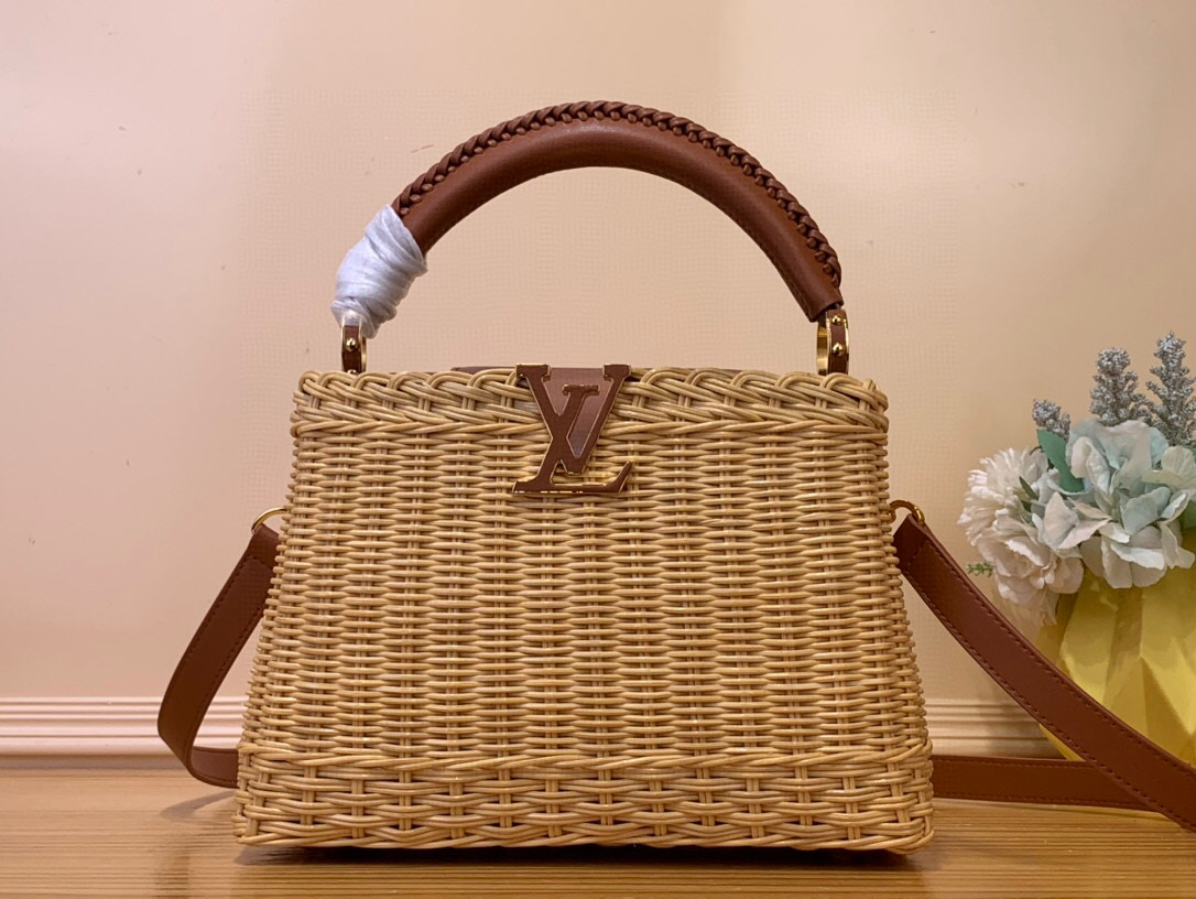 NO:551504,Top original order [CAUCINES BB handbag] m26025 brown/woven. This Caucines BB handbag traces back to the icnic Hl hard case launched by the brand in 1892, and is inspired by the holiday style. The rattan bag body requires several days of ingenious weaving to complete, and the LV letters and printed lining inject classic style. The flap can be placed on both sides of the inside and outside, with ample space for easy storage of daily items. Size 27 x 9 x  18 cm.125121450 (height x width x length),,louis vuitton19860909顶级原单【CAUCINES BB 手袋】m26025 棕色/ 编织 本款 Caucines BB 手袋回溯品牌于 1892 年推出的 icnic Hl硬箱,演绎度假风尚的灵感启发.藤条包身需要数天的匠心编织方可完成,LV 字母和印花内衬注入经典格调.翻盖可置于内外两侧,充裕空间实现日常物品的轻松收纳. 尺寸27 x 9 x 18 厘米.125121450 (高 x 宽 x 长度),,louis vuitton,Bag