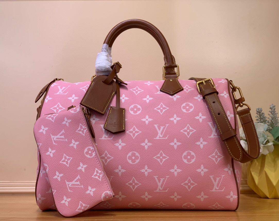 NO:551479,Top original order [SEEDY 9 BANDOULIRE40 handbag] M24418 blue m24417 green m24419 yellow m24420 red m24422 brown m11563 pink purple m11564 lake blue m11597 purple / light green This Seedy 9 Bandoulière 40 Monogram  The Leather handbag is made of soft grained cow leather wrapped with sheepskin lining, and uses a silk-screened Monogram pattern to present the blurred look of canvas printing, expressing the new season's ingenuity of creative director harrell Williams. Size 40 x 26 x 23 cm,,cowhide,sheepskin19860909顶级原单【SEEDY 9 BANDOULIRE40手袋】M24418 蓝色 m24417绿色 m24419黄色 m24420红色 m24422 棕色 m11563 粉紫色 m11564 湖水蓝 m11597 紫色 /淡绿色 本款Seedy 9 Bandoulière 40 Monogram Leather手袋为柔软粒面牛皮革包裹羊皮革内衬,以丝印Monogram 图案呈现帆布印花的迷离观感,道出创意总监harrell Williams的新季巧思. 尺寸40 x 26 x23厘米,,cowhide,sheepskin,Bag