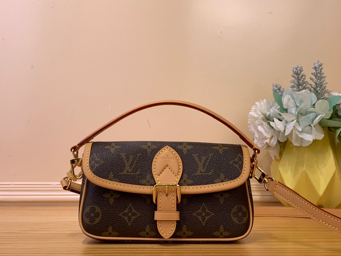 NO:551472,Top original order [NANO DIANE handbag] m83298 83300 This Nano Diane handbag condenses the Diane Sj handbag configuration, incorporating the brand's iconic Monogram canvas with leather trim, which can easily store mobile phones and other daily needs. The chic rounded flap and belt-style magnetic buckle closure highlight the details, and the detachable handle and adjustable shoulder strap allow for multiple carrying methods. Dimensions 10.5 x 6 x 19 cm (H x W x  length).4515055,19860909顶级原单【NANO DIANE 手袋】 m83298 83300 本款 Nano Diane 手袋浓缩 Diane Sj手袋构型,为品牌标志性 Monogram 帆布融入皮革饰边,可轻松收纳手机等日常所需.别致圆润翻盖和腰带式磁扣开合点亮细节,均可拆卸的手柄和可调节肩带实现多种背携方式. 尺寸10.5 x 6 x 19 厘米 (高 x 宽 x 长度).4515055,,Bag