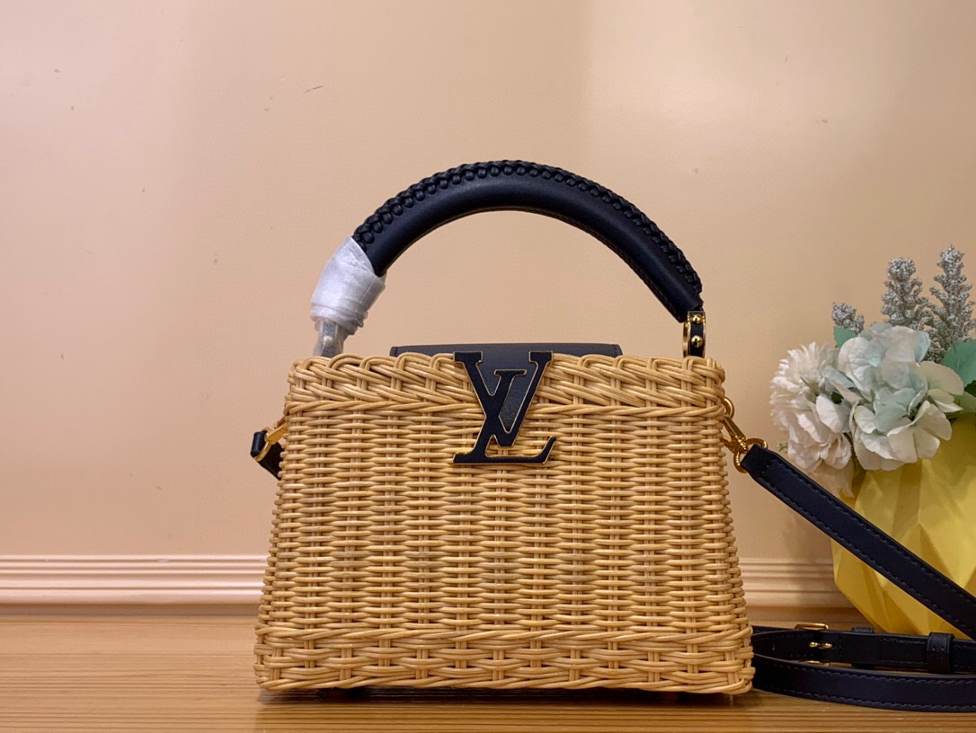 NO:551487,Top original order [CAUCINES mini handbag] m14365 dark blue/woven This Caucines mini handbag draws inspiration from the icnic Hl hard trunk launched by Louis Vuitton in 1892, and is full of rich summer style. The rattan bag body requires several days of ingenious weaving to complete, and the leather trim and dazzling LV letters complete the details. It can be worn cross-body, shoulder or handheld. Size 21 x 8 x 14  cm 115121250 (height x width x length),,louis vuitton,louis vuitton19860909顶级原单【CAUCINES 迷你手袋】 m14365 深蓝色/ 编织 本款 Caucines 迷你手袋向路易威登于 1892 年推出的 icnic Hl硬箱汲取灵感,洋溢浓郁夏日风情.藤条包身需要数天的匠心编织方可完成,皮革饰边和耀目 LV 字母完善细节,斜挎、肩背或手提皆宜. 尺寸21 x 8 x 14 厘米 115121250 (高 x 宽 x 长度),,louis vuitton,louis vuitton,Bag
