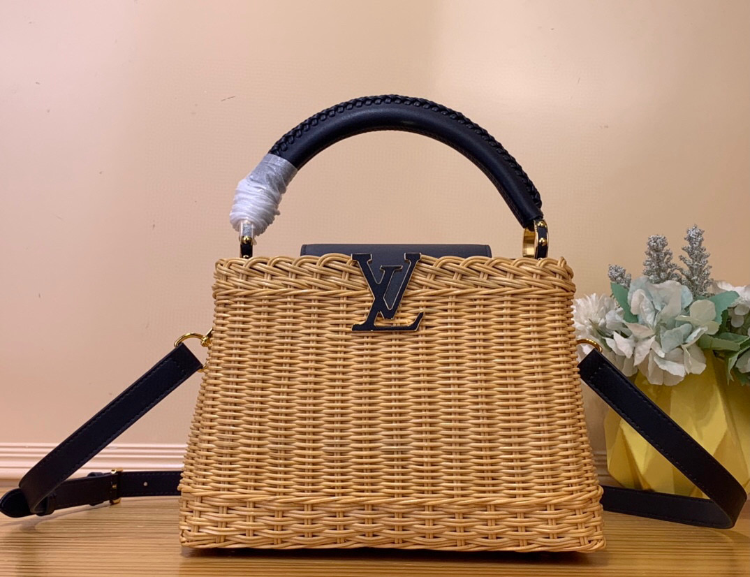 NO:551484,Top original order [CAUCINES BB handbag] m26025 blue/woven m14366 dark blue This Caucines BB handbag traces back to the icnic HL hard case launched by the brand in 1892, interpreting the inspiration of holiday fashion. The rattan bag body requires several days of ingenious weaving to complete, LV  Letters and printed lining infuse classic style. The flap can be placed on both sides of the inside and outside, with ample space for easy storage of daily items. Dimensions 27 x 9 x 18 cm. 125121450 (height x width x length),,louis vuitton19860909顶级原单【CAUCINES BB 手袋】m26025 蓝/ 编织 m14366 深蓝色 本款 Caucines BB 手袋回溯品牌于 1892 年推出的 icnic Hl硬箱,演绎度假风尚的灵感启发.藤条包身需要数天的匠心编织方可完成,LV 字母和印花内衬注入经典格调.翻盖可置于内外两侧,充裕空间实现日常物品的轻松收纳. 尺寸27 x 9 x 18 厘米.125121450 (高 x 宽 x 长度),,louis vuitton,Bag