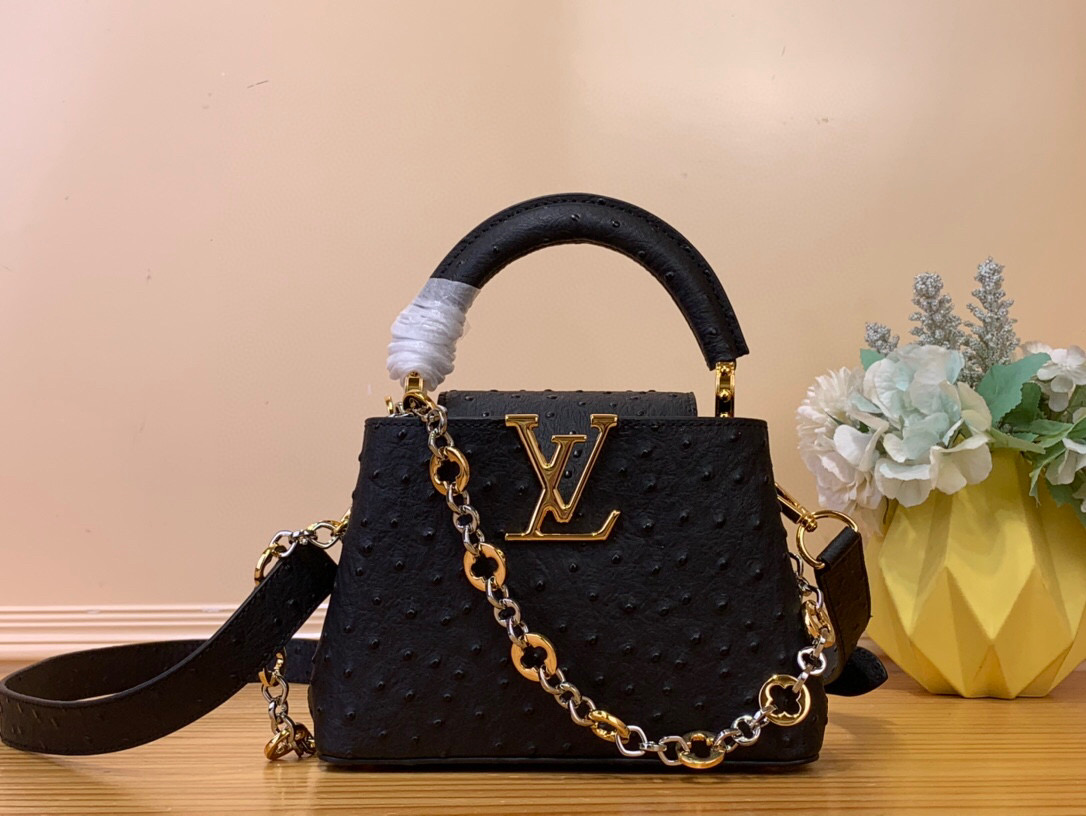 NO:551478,Top original order [CAUCINES mini handbag] m12938 black / jewelry chain (cow leather embossed ostrich pattern) This Caucines mini handbag is from the Caucines Chain On You series. It is made of soft Taurillon Hl cow leather and has ample space to store daily necessities such as short wallets, keys, and lipstick. The jewelry-style double-plated chain is integrated with Monogram floral details, and the round LV  The letters complement each other, and the flap can be placed inside or outside. Dimensions 14 x 8 x 21 cm 125121300 (H x W x L),,louis vuitton,cowhide19860909顶级原单【CAUCINES 迷你手袋】 m12938 黑色 /珠宝链条（牛皮压鸵鸟纹） 本款 Caucines 迷你手袋出自 Caucines Chain On You 系列,以柔软 Taurillon Hl牛皮革塑造充裕空间,可收纳短款钱夹、钥匙和口红等日常所需.珠宝风格双镀链条融入 Monogram 花卉细节,与圆润 LV 字母相得益彰,翻盖内收或外置皆宜. 尺寸14 x 8 x 21 厘米 125121300 (高 x 宽 x 长度),,louis vuitton,cowhide,Bag