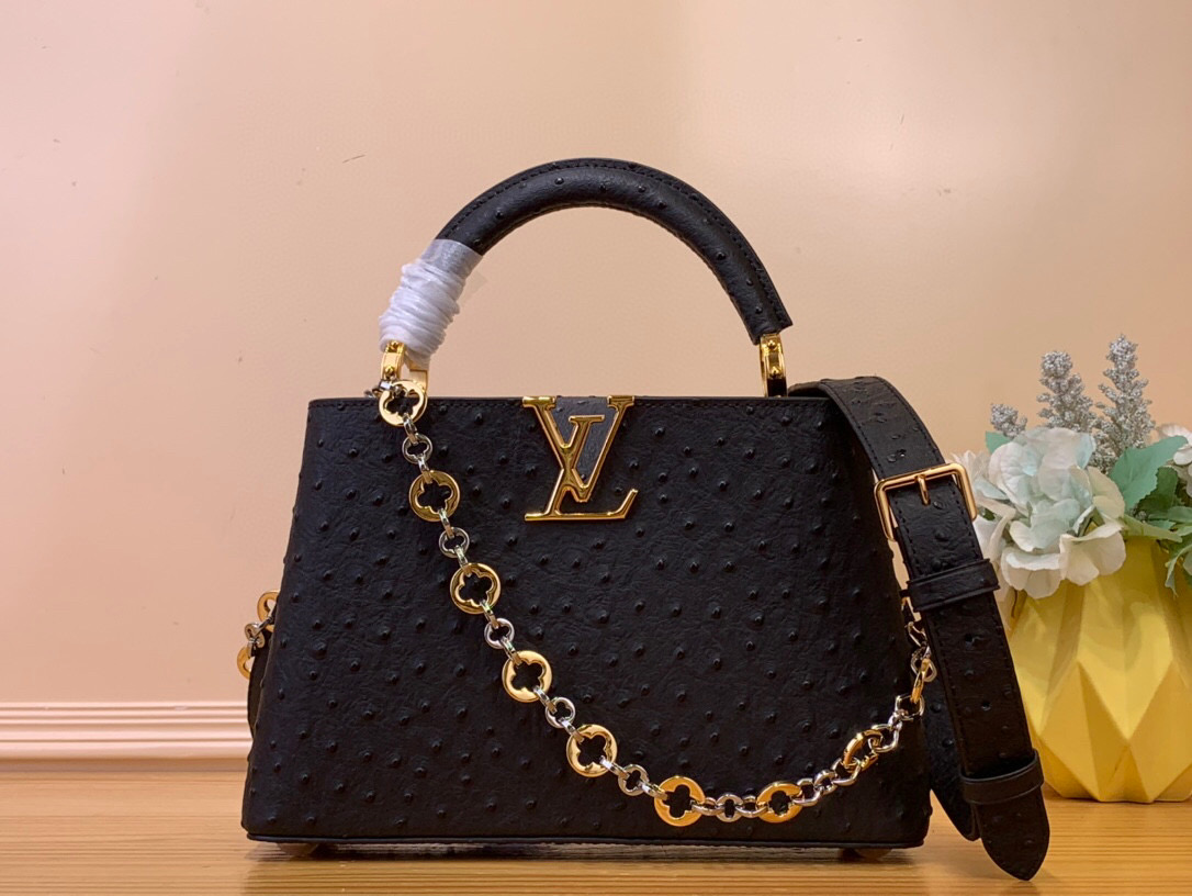 NO:551476,Top original order [CAUCINES BB handbag] m12936 black / jewelry chain (cow leather pressed ostrich pattern) This Caucines BB handbag is made of flexible Taurillon cow leather, with a jewelry-style double-plated chain and Monogram HL floral elements to highlight the identity of the Chain On You series. The flap can be placed on both sides of the inside and outside, the ample configuration and multiple inner pockets are convenient for storing daily needs, and the round LV letters add ingenious details. Size 12  x 8 x 27 cm (height x width x length).135121400,,louis vuitton,cowhide19860909顶级原单【CAUCINES BB 手袋】 m12936 黑色/ 珠宝链条（牛皮压鸵鸟纹） 本款 Caucines BB 手袋取材柔韧 Taurillon 牛皮革,以珠宝风格双镀链条和 Monogram Hl 花卉元素点明 Chain On You 系列身份.翻盖可置于内外两侧,充裕构型和多重内袋方便收纳日常所需,圆润 LV 字母再添匠心细节. 尺寸12 x 8 x 27厘米 (高 x 宽 x 长度).135121400,,louis vuitton,cowhide,Bag