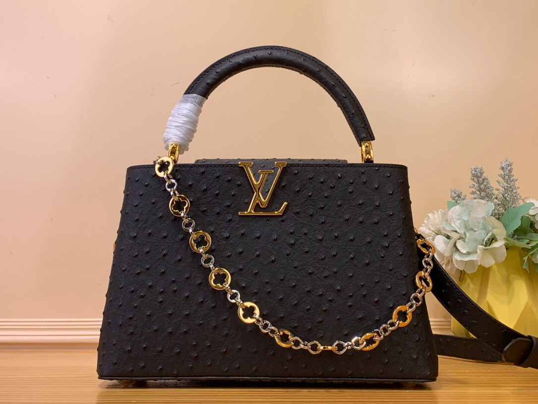 NO:551474,Top original order [CAUCINES medium handbag] m12935 black/jewelry chain (cow leather pressed ostrich pattern) This Caucines medium handbag is from the Chain On You series, using Taurillon Hl cow leather to focus on the brand's ingenuity and sophisticated craftsmanship. The jewelry-style double-plated chain is embellished with Monogram flowers, rounded LV  Lettering and metal hardware add elegant touches. Whether worn cross-body, hand-held or on the shoulder, it can be worn as an elegant style. Dimensions: 20 x 11 x 31.5 cm (height x width x length).140121450,,louis vuitton,cowhide19860909顶级原单【CAUCINES 中号手袋】 m12935 黑色/珠宝链条（牛皮压鸵鸟纹） 本款 Caucines 中号手袋出自 Chain On You 系列,以 Taurillon Hl牛皮革聚焦品牌匠心巧思与精良工艺.珠宝风格双镀链条点缀 Monogram 花卉,圆润 LV 字母和金属件再添考究笔触.无论斜挎、手提或肩背,均可展露优雅格调. 尺寸20 x 11 x 31.5 厘米 (高 x 宽 x 长度).140121450,,louis vuitton,cowhide,Bag