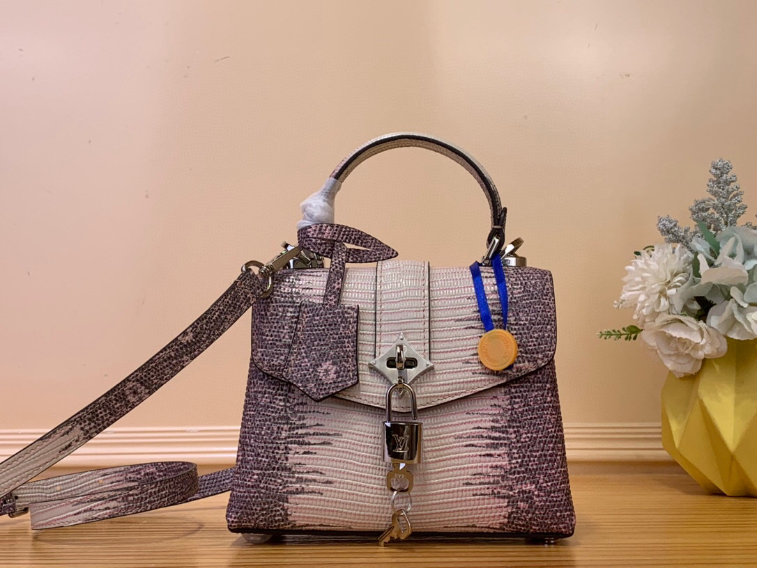 NO:551485,Top original ROSE DES VENTS mini handbag】N84713 N84714 Lizard/Gradient This mini handbag is made of crocodile pattern leather and is suitable for day and night occasions in a suitable size. Monogram Jo metallic flowers are embellished on the upper edge of the bag, complementing the elegant metal parts. The detachable shoulder strap provides a variety of carrying options. Size 19*15*9 cm.125121350,19860909顶级原单ROSE DES VENTS mini 手袋】N84713 N84714 蜥蜴/ 渐变 本款mini手袋采用鳄鱼纹皮革,以恰宜尺寸游刃昼夜场合. Monogram Jo金属质感花卉点缀包身上缘,与雅致金属件相得益彰.可拆卸肩带提供多种背携选择 尺寸19*15*9 厘米.125121350,,Bag