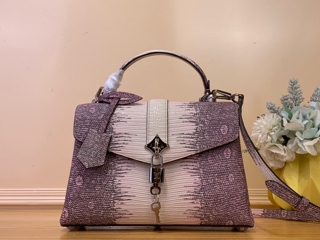 NO:551482,Top original order [ROSE DES VENTS handbag] N84713 N84714 Lizard Gradient This handbag is made of lizard pattern leather, with the right size for day and night occasions. Monogram Jw metallic flowers are embellished on the upper edge of the bag, complementing the elegant metal parts. The detachable shoulder strap provides a variety of carrying options. Size 27*18*9 cm. 140121500,19860909顶级原单【ROSE DES VENTS 手袋】N84713 N84714 蜥蜴 渐变 本款手袋采用蜥蜴纹皮革,以恰宜尺寸游刃昼夜场合. Monogram Jw金属质感花卉点缀包身上缘,与雅致金属件相得益彰.可拆卸肩带提供多种背携选择 尺寸27*18*9 厘米.140121500,,Bag