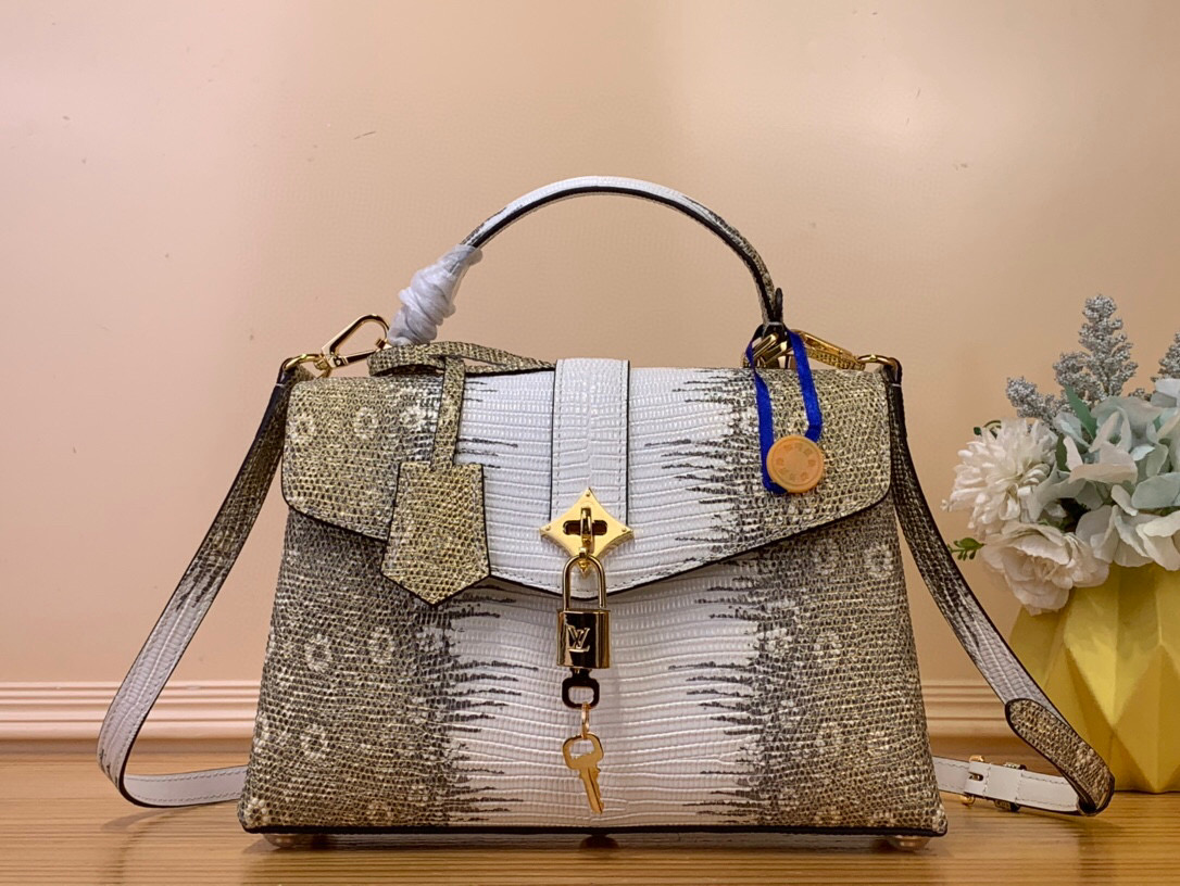 NO:551488,Top original order [ROSE DES VENTS handbag] N84713 N84714 Lizard Gradient This handbag is made of lizard pattern leather and is suitable for day and night occasions in a suitable size. Monogram Jw metallic flowers are embellished on the upper edge of the bag, complementing the elegant metal parts. The detachable shoulder strap provides a variety of carrying options. Size 27*18*9 cm. 140121550,19860909顶级原单【ROSE DES VENTS 手袋】N84713 N84714 蜥蜴 渐变 本款手袋采用蜥蜴纹皮革,以恰宜尺寸游刃昼夜场合. Monogram Jw金属质感花卉点缀包身上缘,与雅致金属件相得益彰.可拆卸肩带提供多种背携选择 尺寸27*18*9 厘米.140121550,,Bag