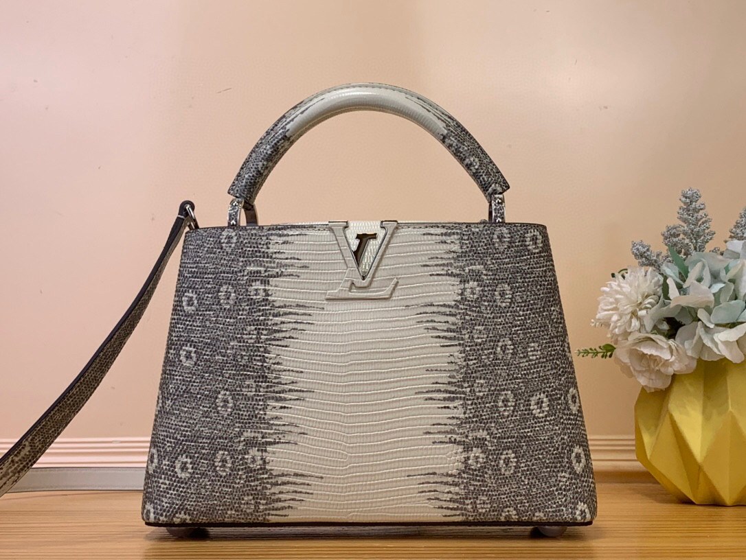 NO:551500,Top original order [Caucines BB handbag] N48865 gradient (cow leather pressed lizard pattern) CaucinesBB Jw handbag exquisitely combines elegant lizard skin outer layer, delicate sheepskin lining and glossy metal parts. The iconic flap achieves two styles: the LV logo is read inside, and the Monogram flower blooms outside. It is equipped with a metal chain to light up an eye-catching corner for evening occasions. Size 27x18x9cm  130121450,,louis vuitton,cowhide,sheepskin19860909顶级原单【Caucines BB手袋】N48865 渐变（牛皮压蜥蜴纹） CaucinesBB Jw手袋精巧融合雍容蜥蜴皮外层、细腻绵羊皮内衬和莹泽金属件,标志性翻盖成就两式风尚:内收读取lv标识,外置绽放Monogram花卉,配上金属链条 为晚间场合点亮瞩目一隅 尺寸27x18x9cm 130121450,,louis vuitton,cowhide,sheepskin,Bag
