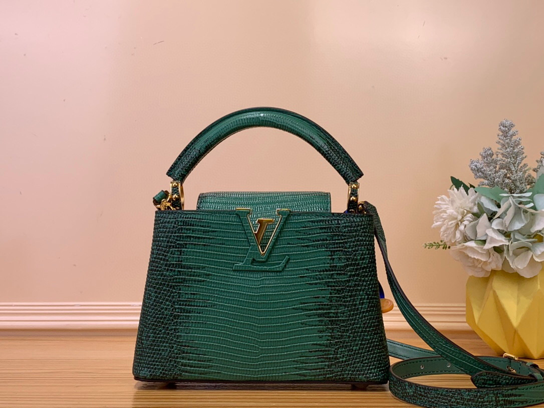 NO:551497,Top original order [Caucines Mini handbag] N48865 apricot/gradient (cowhide pressed lizard pattern) Caucines mini Hl handbag exquisitely combines elegant lizard skin outer layer, delicate sheepskin lining and luster metal parts. The iconic flap achieves two styles: the LV logo is read inside, and the Monogram flower blooms outside. It is equipped with a metal chain to light up an eye-catching corner for evening occasions.  Size 21×14×8cm 115121250,,louis vuitton,cowhide,sheepskin19860909顶级原单【Caucines Mini 手袋】N48865 杏色/ 渐变（牛皮压蜥蜴纹） Caucines mini Hl手袋精巧融合雍容蜥蜴皮外层、细腻绵羊皮内衬和莹泽金属件,标志性翻盖成就两式风尚:内收读取lv标识,外置绽放Monogram花卉,配上金属链条 为晚间场合点亮瞩目一隅 尺寸21×14×8cm 115121250,,louis vuitton,cowhide,sheepskin,Bag