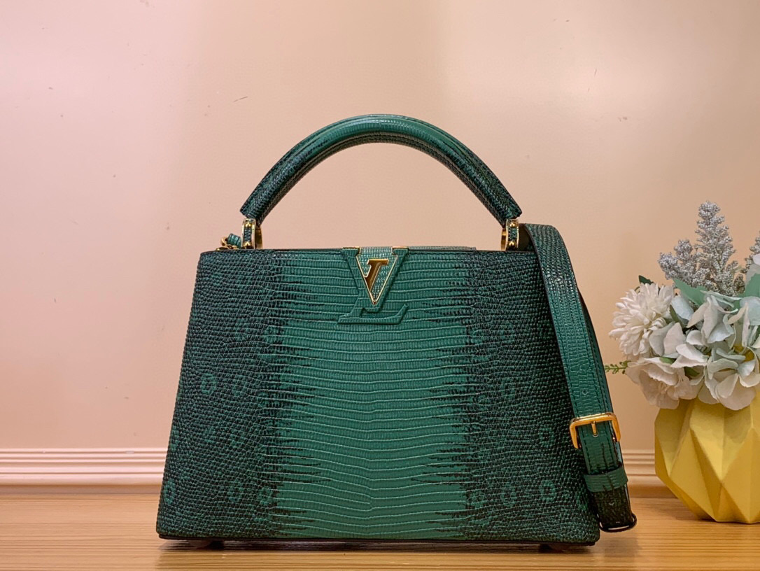 NO:551494,Top original order [Caucines BB handbag] N48865 green/gradient (cowhide pressed lizard pattern) CaucinesBB Jw handbag exquisitely combines the elegant lizard skin outer layer, delicate sheepskin lining and Yingze metal parts. The iconic flap achieves two styles: the LV logo is read inside, and the Monogram flower blooms outside. It is equipped with a metal chain to light up an eye-catching corner for evening occasions. Size 27x18x9cm  130121450,,louis vuitton,cowhide,sheepskin19860909顶级原单【Caucines BB手袋】N48865 绿色/渐变（牛皮压蜥蜴纹） CaucinesBB Jw手袋精巧融合雍容蜥蜴皮外层、细腻绵羊皮内衬和莹泽金属件,标志性翻盖成就两式风尚:内收读取lv标识,外置绽放Monogram花卉,配上金属链条 为晚间场合点亮瞩目一隅 尺寸27x18x9cm 130121450,,louis vuitton,cowhide,sheepskin,Bag