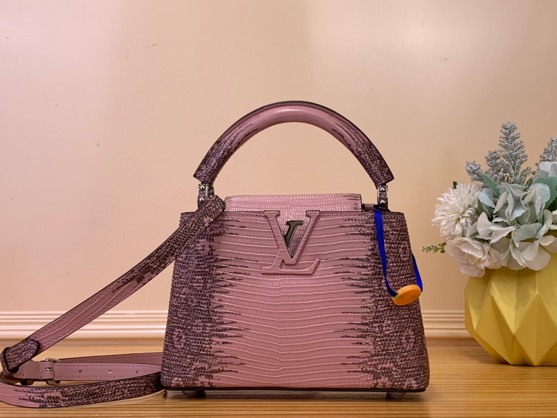NO:551486,Top original order [Caucines Mini Handbag] N48865 Gradient (Cow Leather Pressed Lizard Pattern) Caucines mini Jw handbag exquisitely combines elegant lizard skin outer layer, delicate sheepskin lining and glossy metal parts. The iconic flap achieves two styles: the LV logo is read inside, and the Monogram flower blooms outside. It is equipped with a metal chain to light up an eye-catching corner for evening occasions. Size 21×14×8cm  115121250,,louis vuitton,cowhide,sheepskin19860909顶级原单【Caucines Mini 手袋】N48865 渐变（牛皮压蜥蜴纹） Caucines mini Jw手袋精巧融合雍容蜥蜴皮外层、细腻绵羊皮内衬和莹泽金属件,标志性翻盖成就两式风尚:内收读取lv标识,外置绽放Monogram花卉,配上金属链条 为晚间场合点亮瞩目一隅 尺寸21×14×8cm 115121250,,louis vuitton,cowhide,sheepskin,Bag