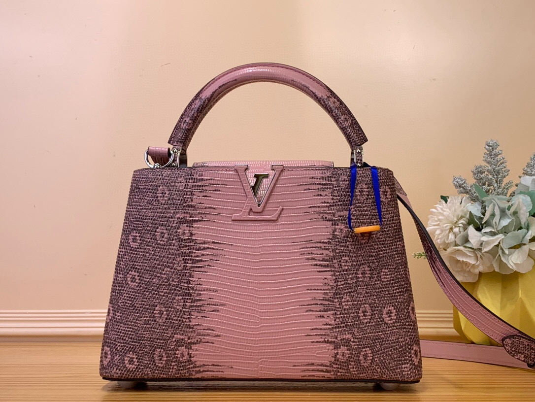 NO:551483,Top original order [Caucines BB handbag] N48865 gradient (cow leather pressed lizard pattern) CaucinesBB Jw handbag exquisitely combines elegant lizard skin outer layer, delicate sheepskin lining and glossy metal parts. The iconic flap achieves two styles: the LV logo is read inside, and the Monogram flower blooms outside. It is equipped with a metal chain to light up an eye-catching corner for evening occasions. Size 27x18x9cm  130121450,,louis vuitton,cowhide,sheepskin19860909顶级原单【Caucines BB手袋】N48865 渐变（牛皮压蜥蜴纹） CaucinesBB Jw手袋精巧融合雍容蜥蜴皮外层、细腻绵羊皮内衬和莹泽金属件,标志性翻盖成就两式风尚:内收读取lv标识,外置绽放Monogram花卉,配上金属链条 为晚间场合点亮瞩目一隅 尺寸27x18x9cm 130121450,,louis vuitton,cowhide,sheepskin,Bag