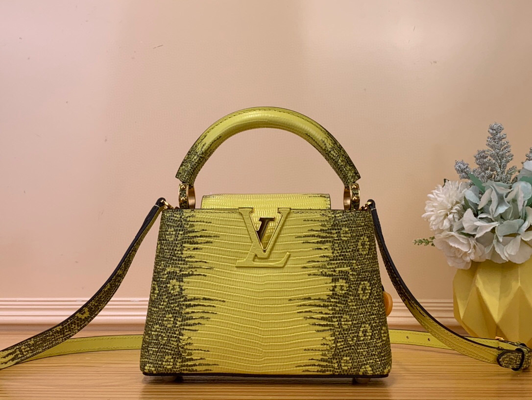 NO:551480,Top original order [Caucines Mini Handbag] N48865 Gradient (Cow Leather Pressed Lizard Pattern) Caucines mini Jw handbag exquisitely combines elegant lizard skin outer layer, delicate sheepskin lining and glossy metal parts. The iconic flap achieves two styles: the LV logo is read inside, and the Monogram flower blooms outside. It is equipped with a metal chain to light up an eye-catching corner for evening occasions. Size 21×14×8cm  115121250,,louis vuitton,cowhide,sheepskin19860909顶级原单【Caucines Mini 手袋】N48865 渐变（牛皮压蜥蜴纹） Caucines mini Jw手袋精巧融合雍容蜥蜴皮外层、细腻绵羊皮内衬和莹泽金属件,标志性翻盖成就两式风尚:内收读取lv标识,外置绽放Monogram花卉,配上金属链条 为晚间场合点亮瞩目一隅 尺寸21×14×8cm 115121250,,louis vuitton,cowhide,sheepskin,Bag