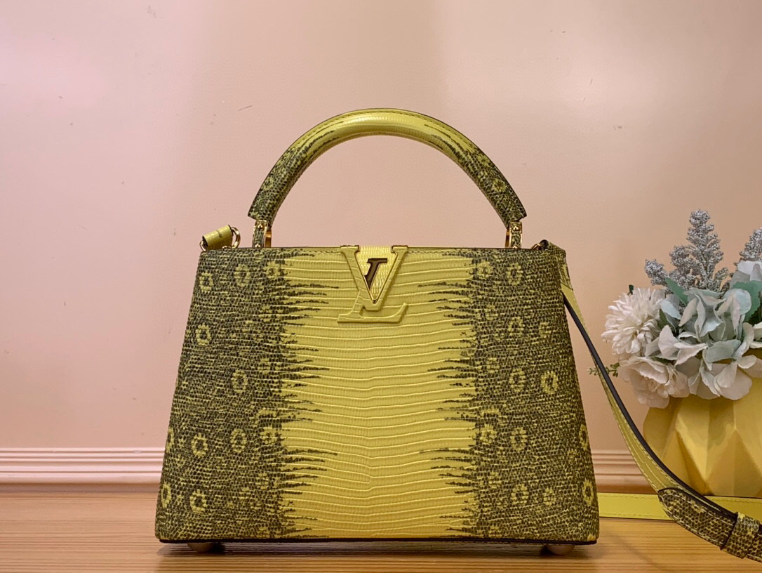 NO:551506,Top original order [Caucines BB handbag] N48865 gradient (cow leather pressed lizard pattern) CaucinesBB Jw handbag exquisitely combines elegant lizard skin outer layer, delicate sheepskin lining and glossy metal parts. The iconic flap achieves two styles: the LV logo is read inside, and the Monogram flower blooms outside. It is equipped with a metal chain to light up an eye-catching corner for evening occasions. Size 27x18x9cm  130121450,,louis vuitton,cowhide,sheepskin19860909顶级原单【Caucines BB手袋】N48865 渐变（牛皮压蜥蜴纹） CaucinesBB Jw手袋精巧融合雍容蜥蜴皮外层、细腻绵羊皮内衬和莹泽金属件,标志性翻盖成就两式风尚:内收读取lv标识,外置绽放Monogram花卉,配上金属链条 为晚间场合点亮瞩目一隅 尺寸27x18x9cm 130121450,,louis vuitton,cowhide,sheepskin,Bag